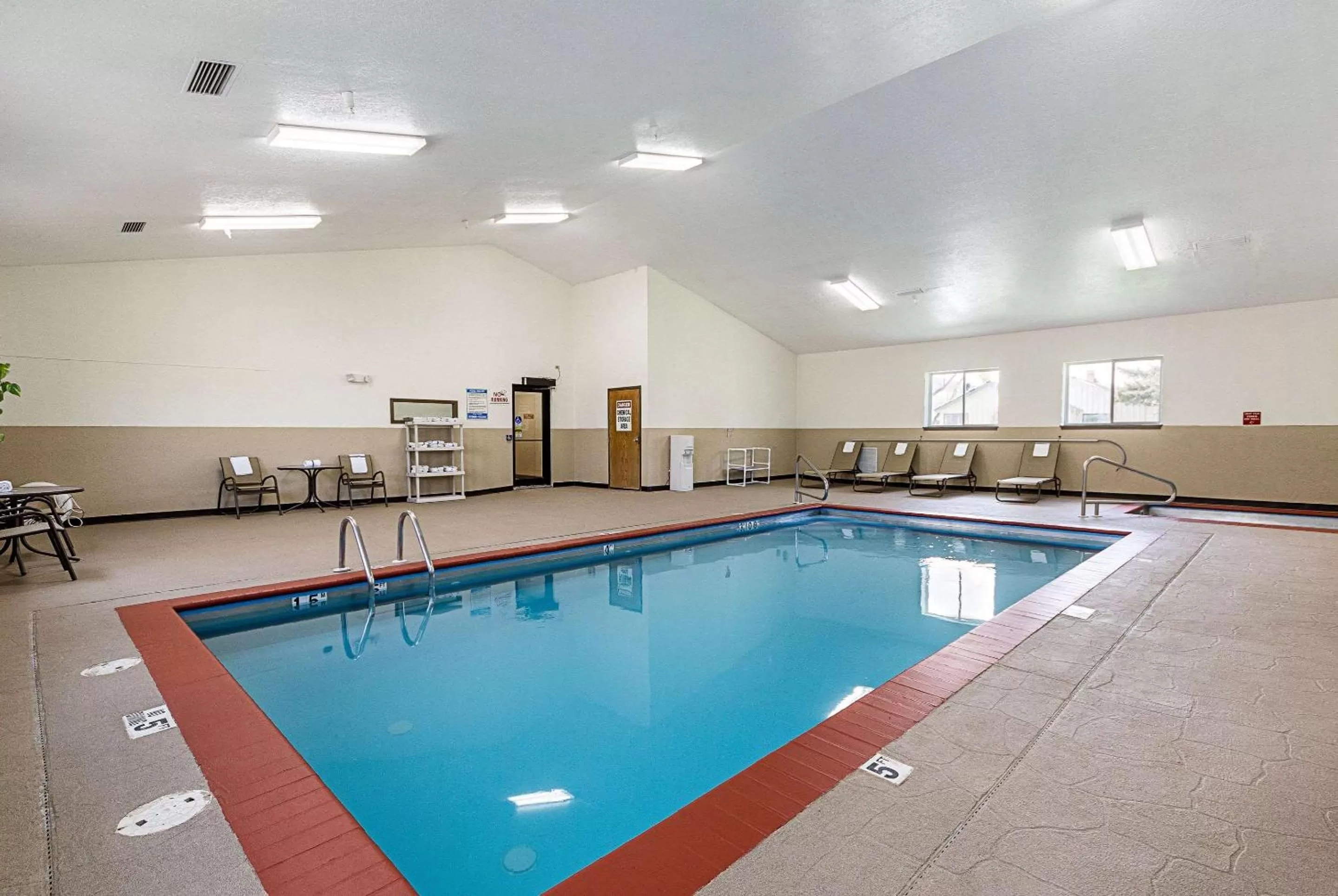 Swimming pool in Econo Lodge Livingston Gateway to Yellowstone
