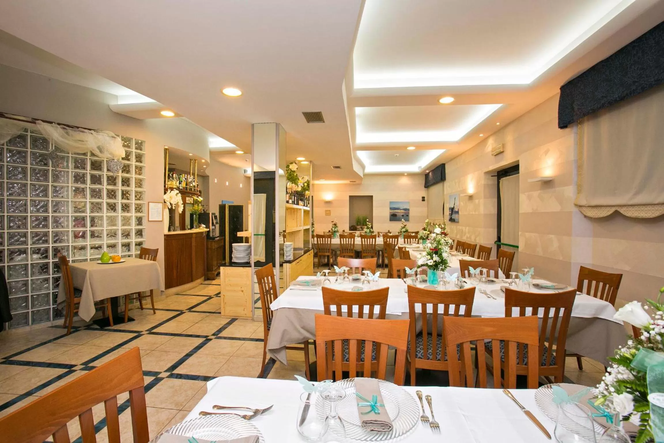 Restaurant/places to eat in Hotel lo Squalo