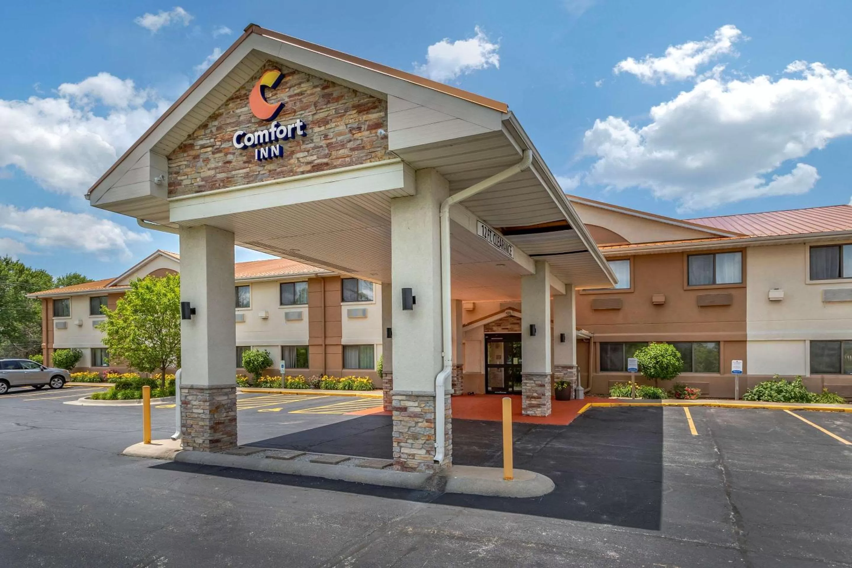 Property building in Comfort Inn Moline - Quad Cities