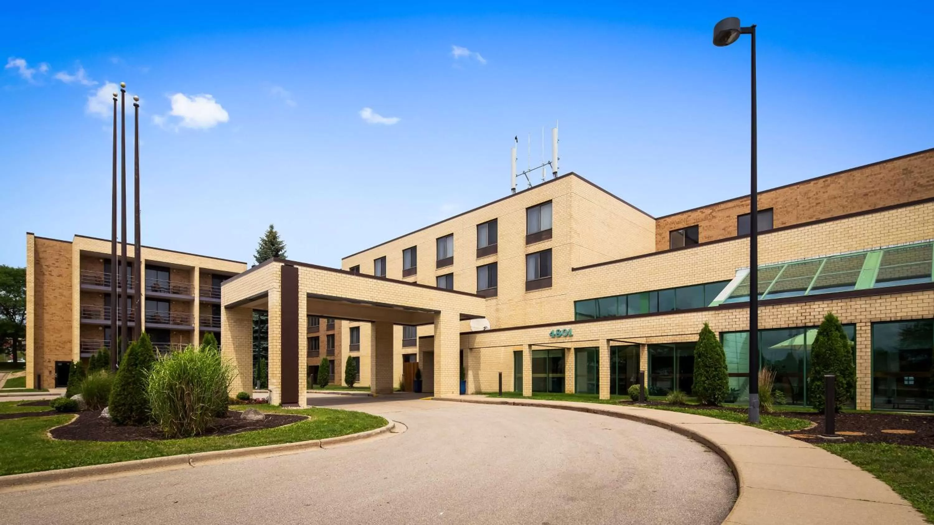 Property building in Best Western East Towne Suites