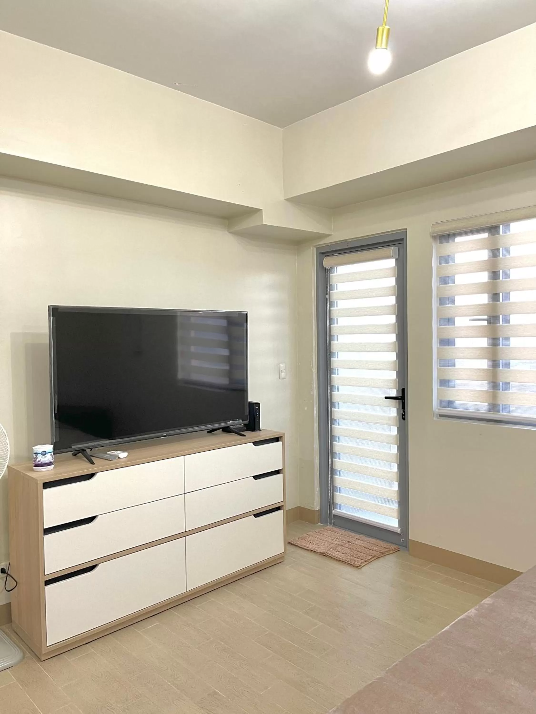 TV and multimedia, TV/Entertainment Center in Cubao, Quezon City Condo Staycation (wifi and netflix ready)