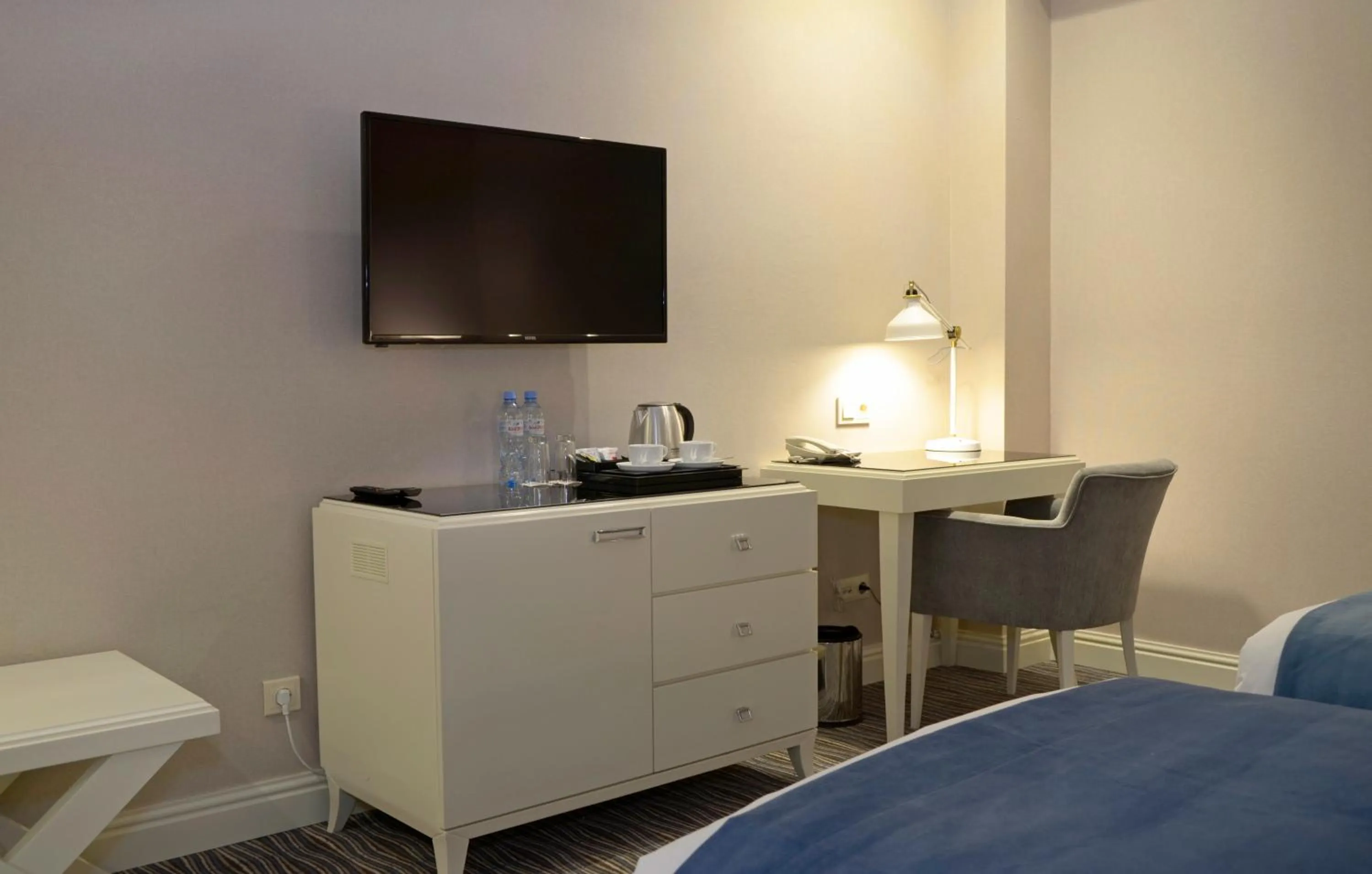 TV and multimedia, Bed in City Avenue Hotel