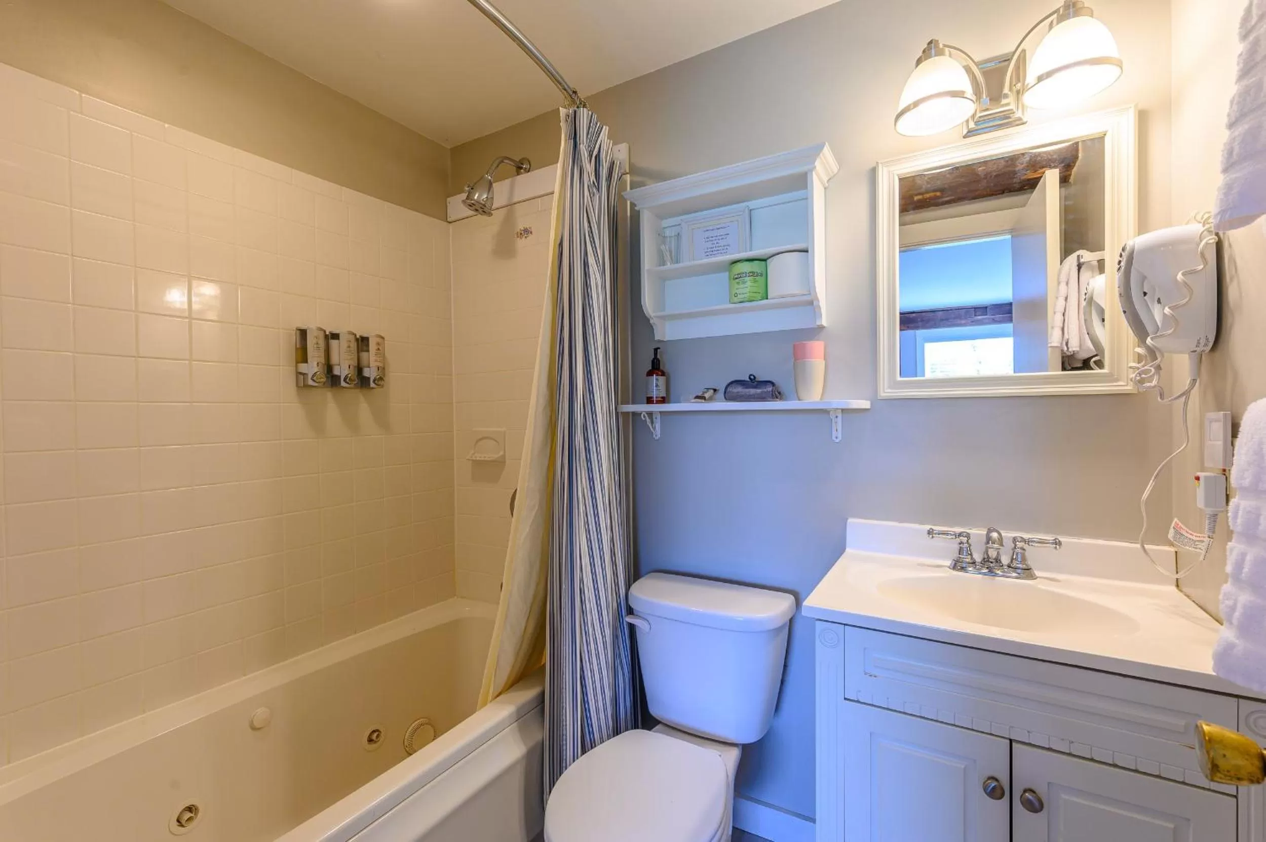 Bathroom in Brass Lantern Inn