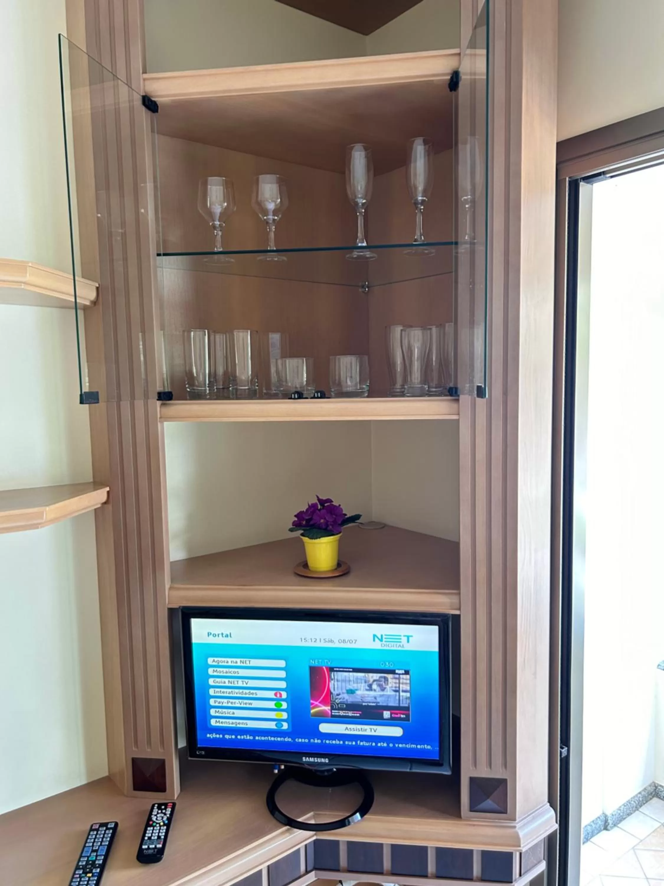 TV and multimedia in Golfinhos Apart Hotel