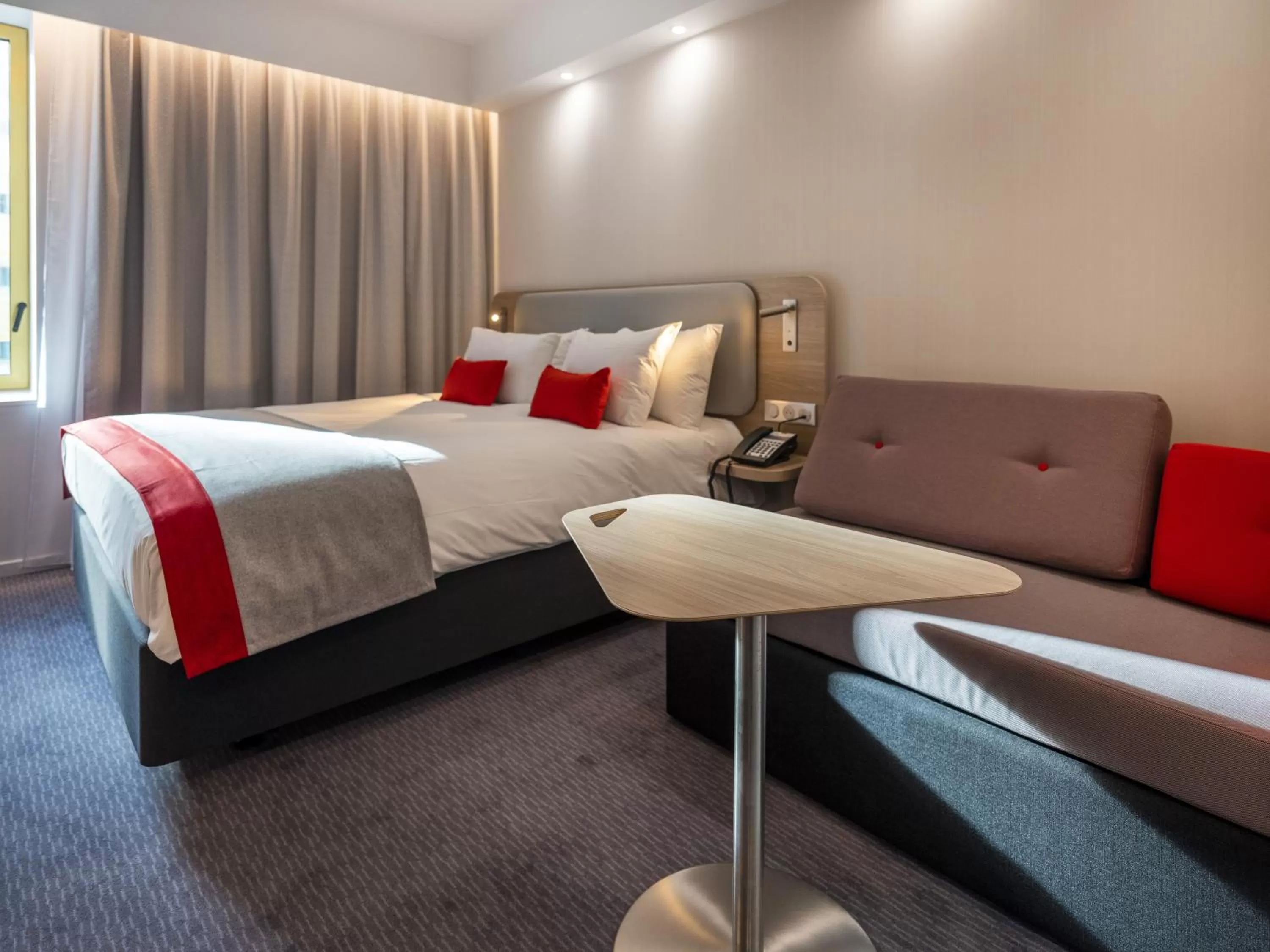 Bed in Holiday Inn Express - Nice - Grand Arenas by IHG