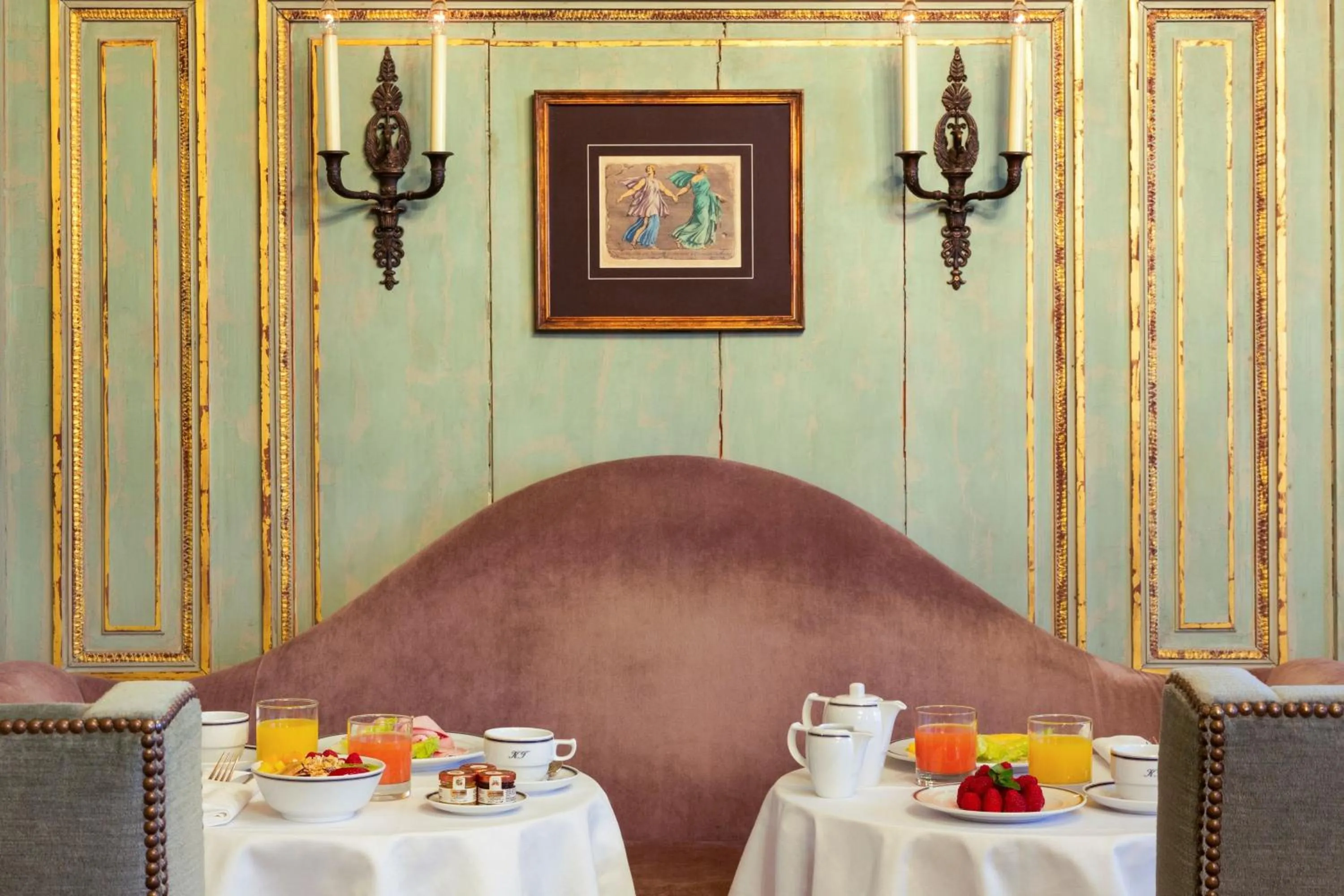 Breakfast in Le Dokhan's Paris Arc de Triomphe, a Tribute Portfolio Hotel