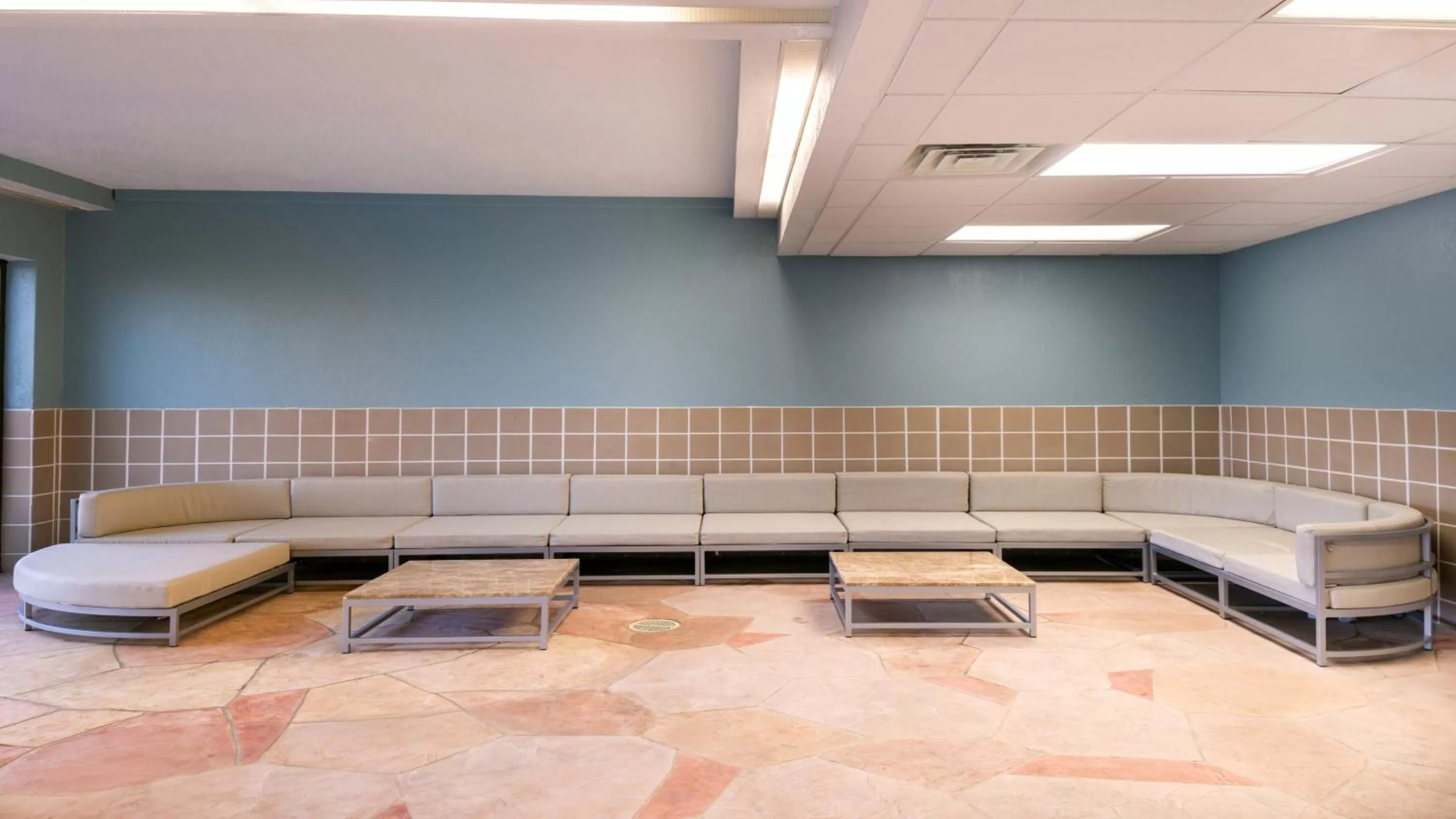 Swimming pool in Holiday Inn Hotel & Suites Warren by IHG