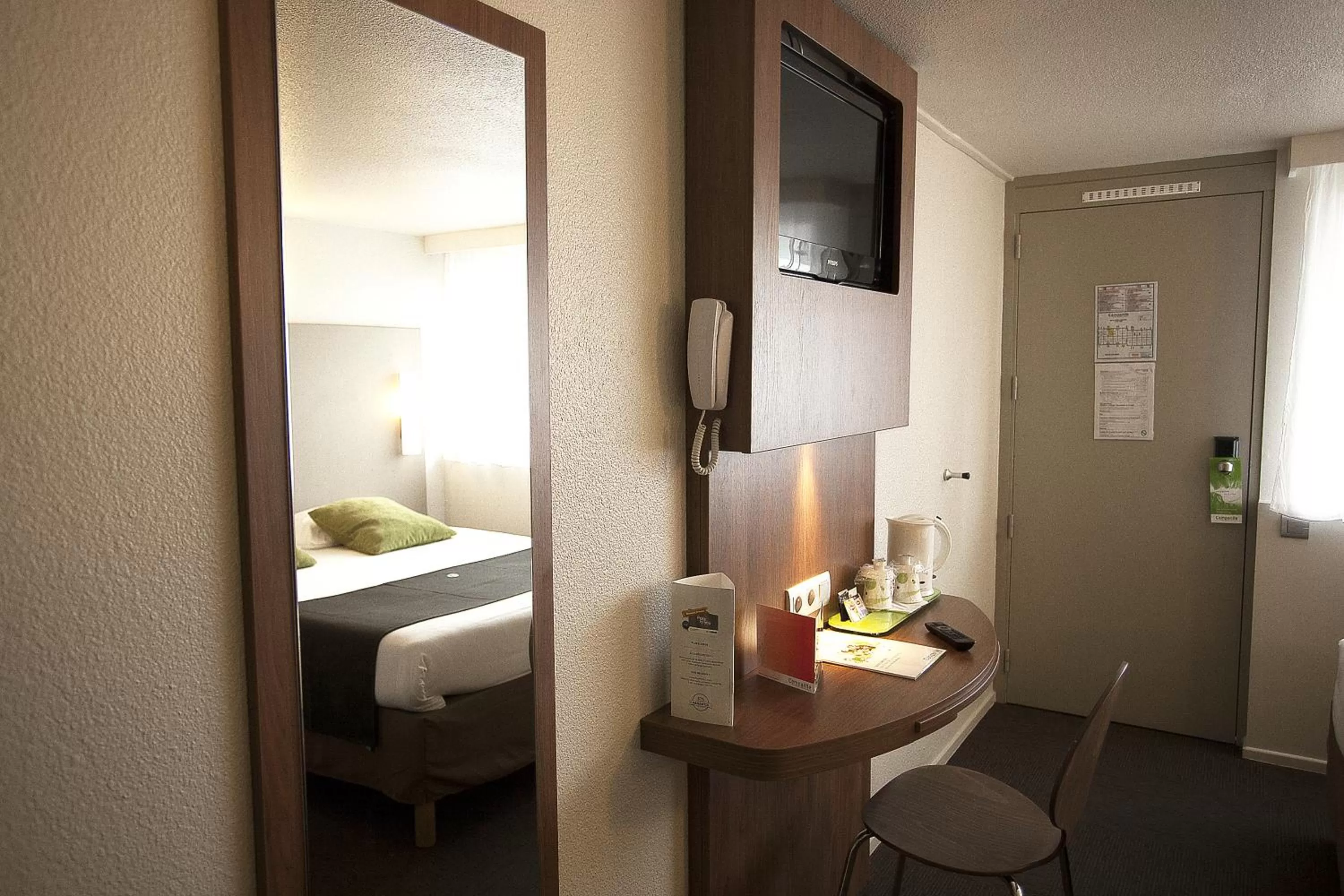 Seating area, Bed in Campanile Bourges Nord - Saint-Doulchard