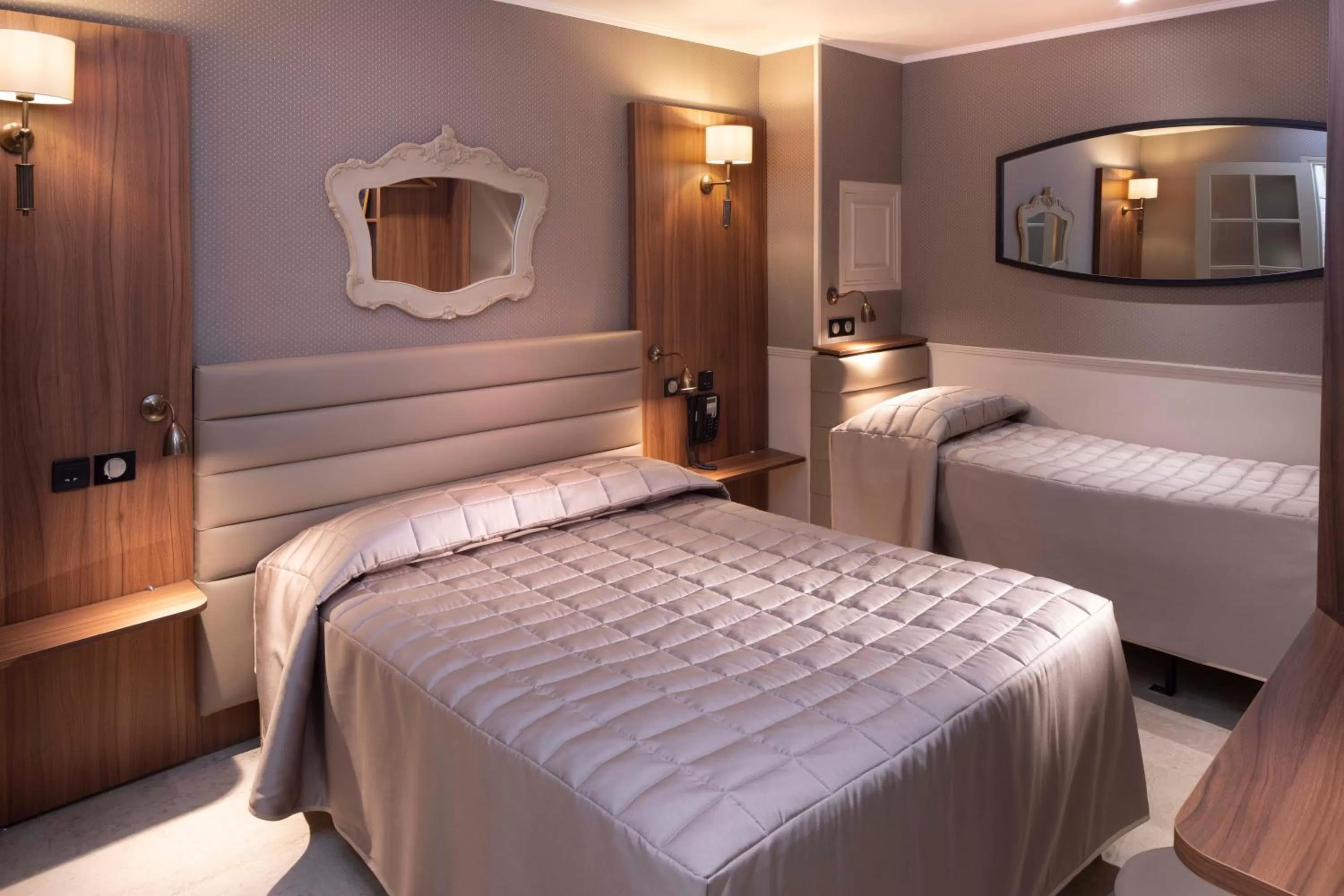 Bed in Hôtel de la Tour Eiffel