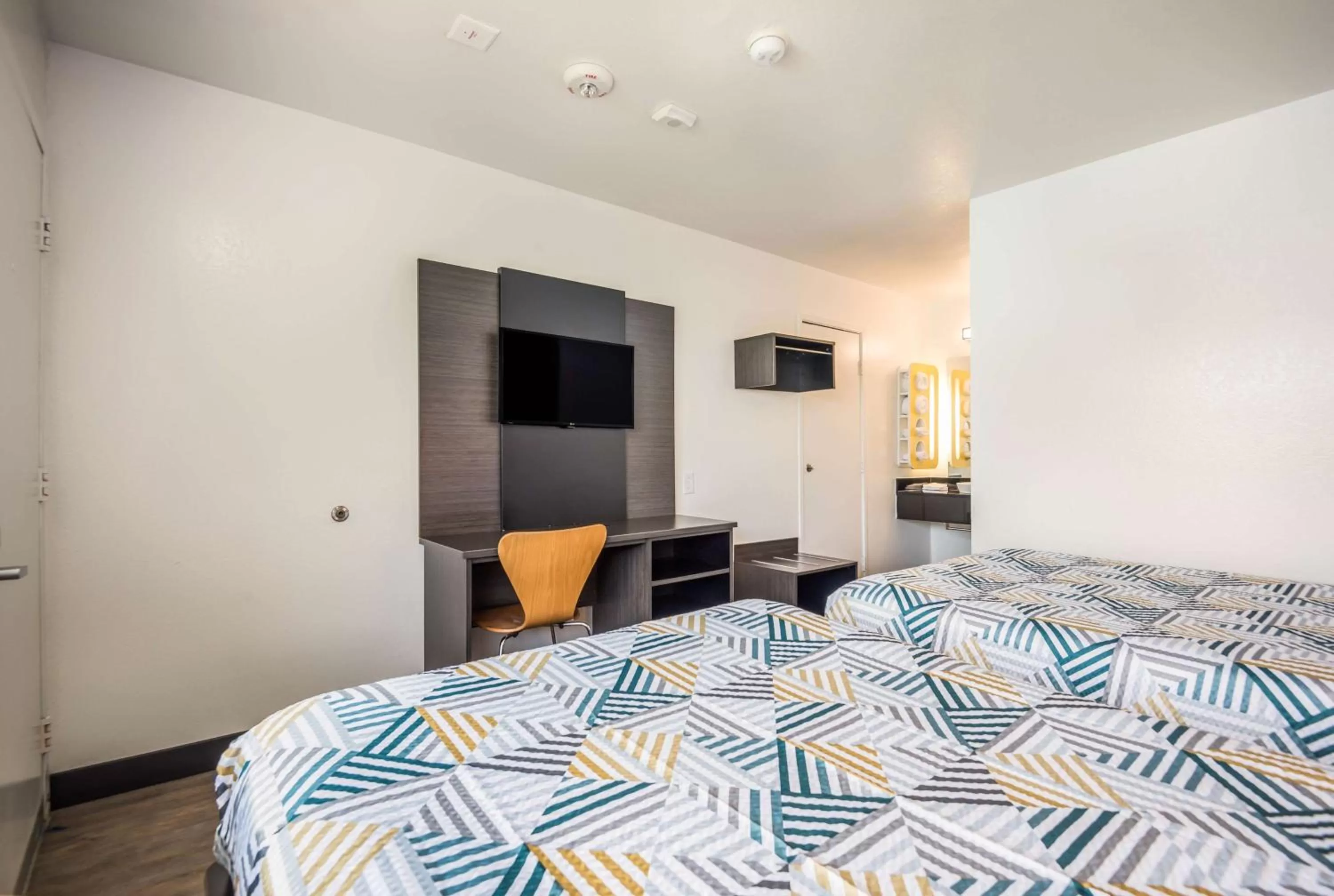 Photo of the whole room, Bed in Motel 6-College Station, TX - Bryan