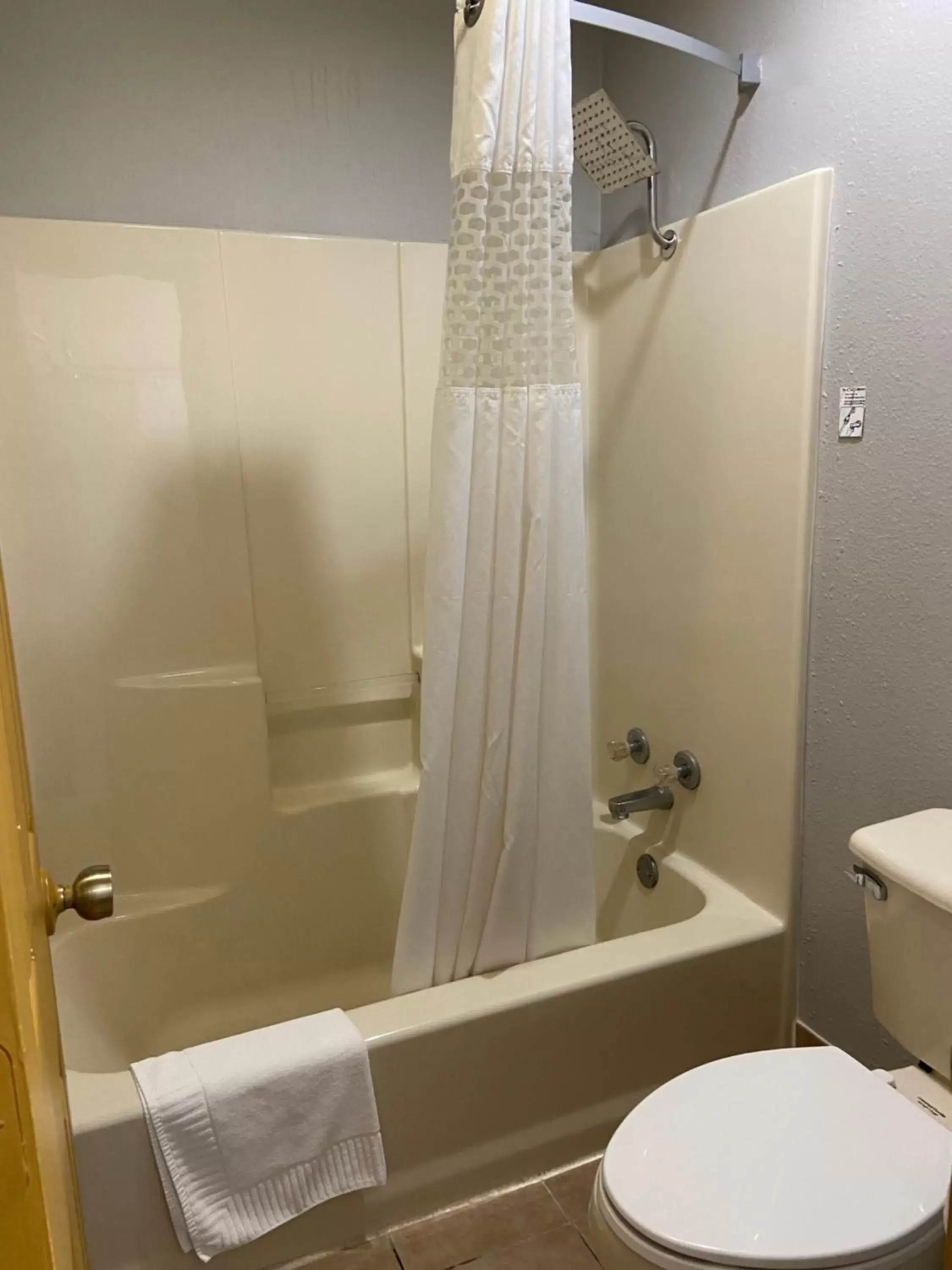 Deluxe King Room in Redbud Inn Deluxe King Room in Redbud Inn