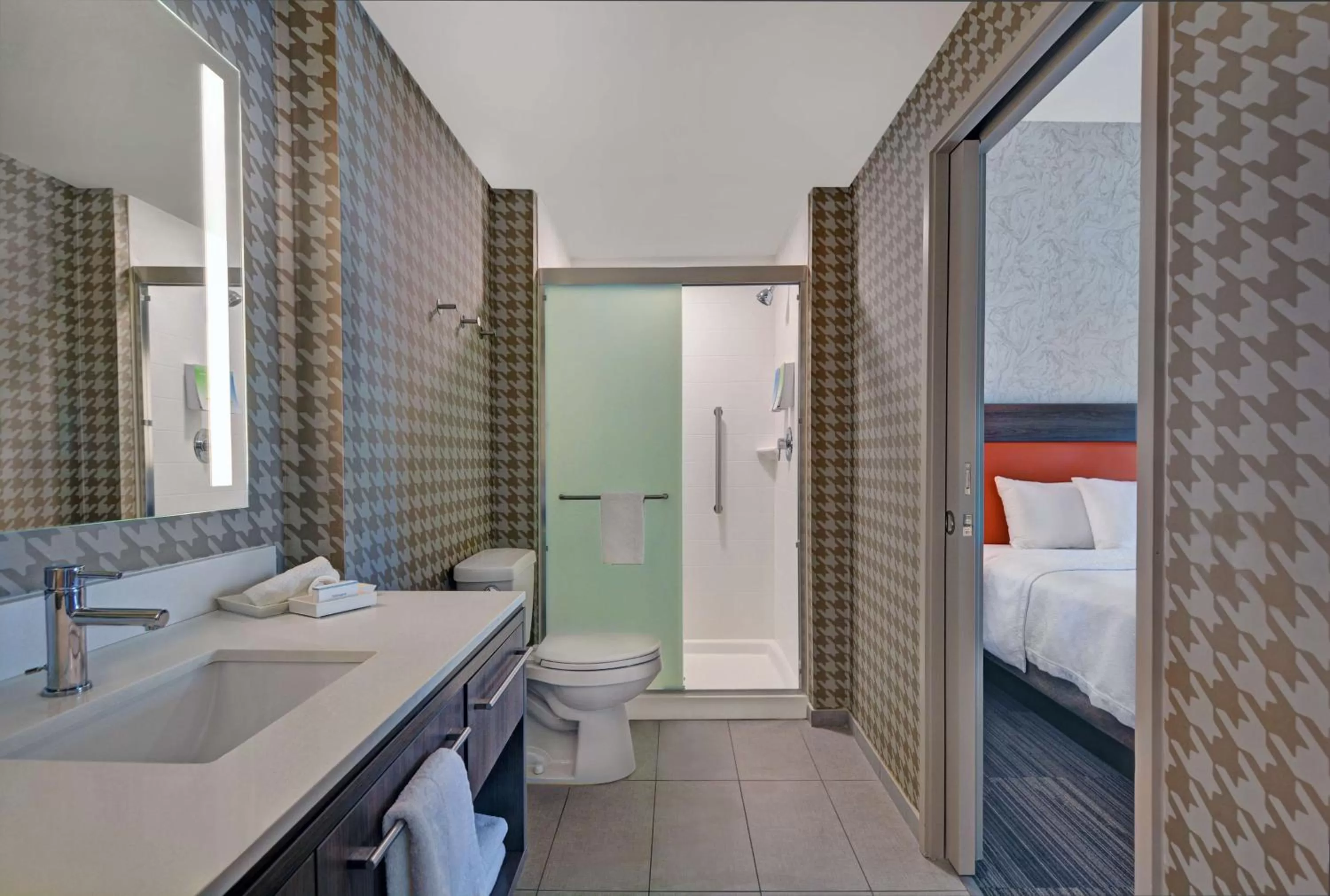 Bathroom, Bed in Home2 Suites By Hilton Richmond Hill Savannah I-95