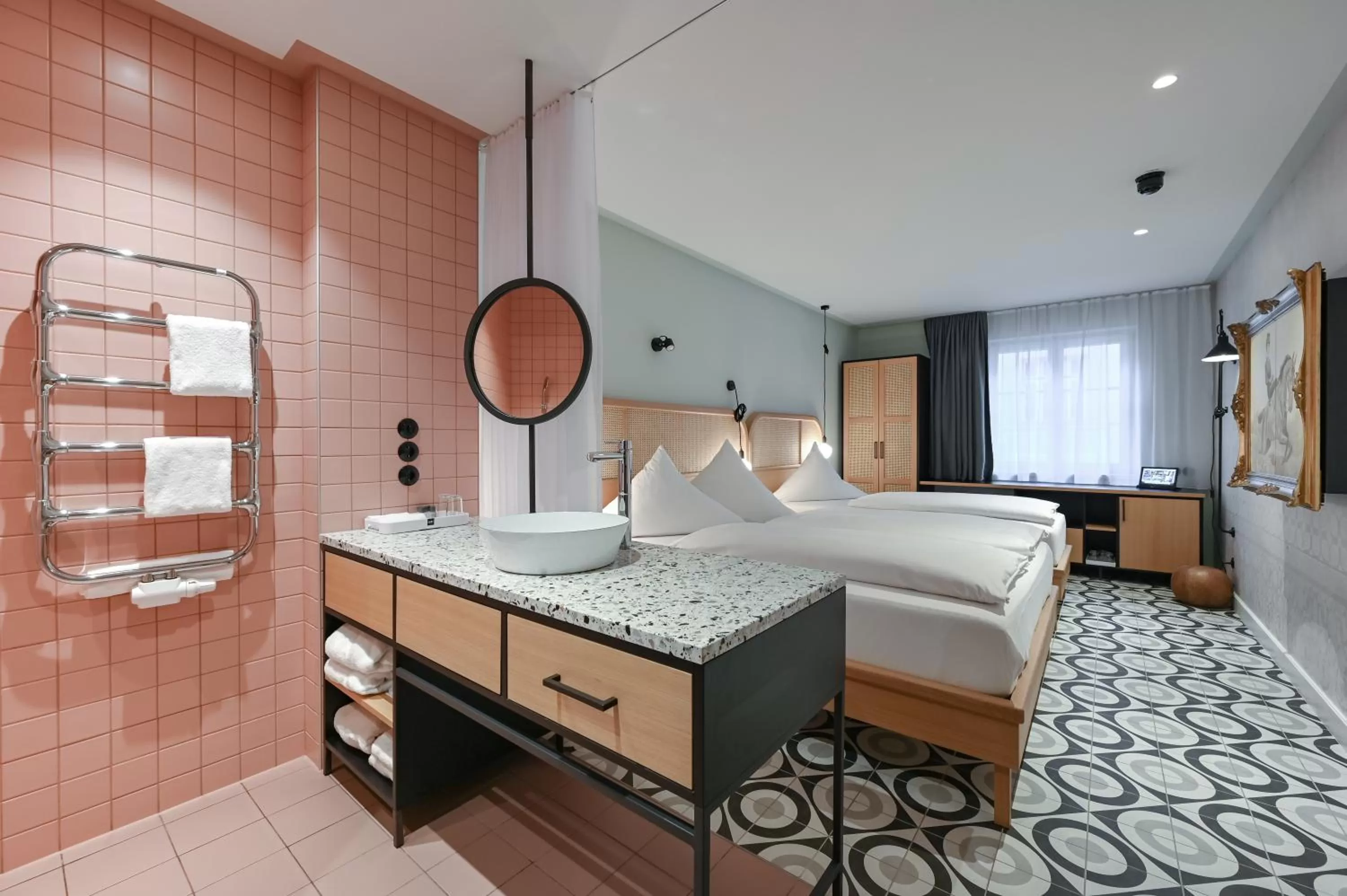 Bathroom, Bed in Hotel Sonne