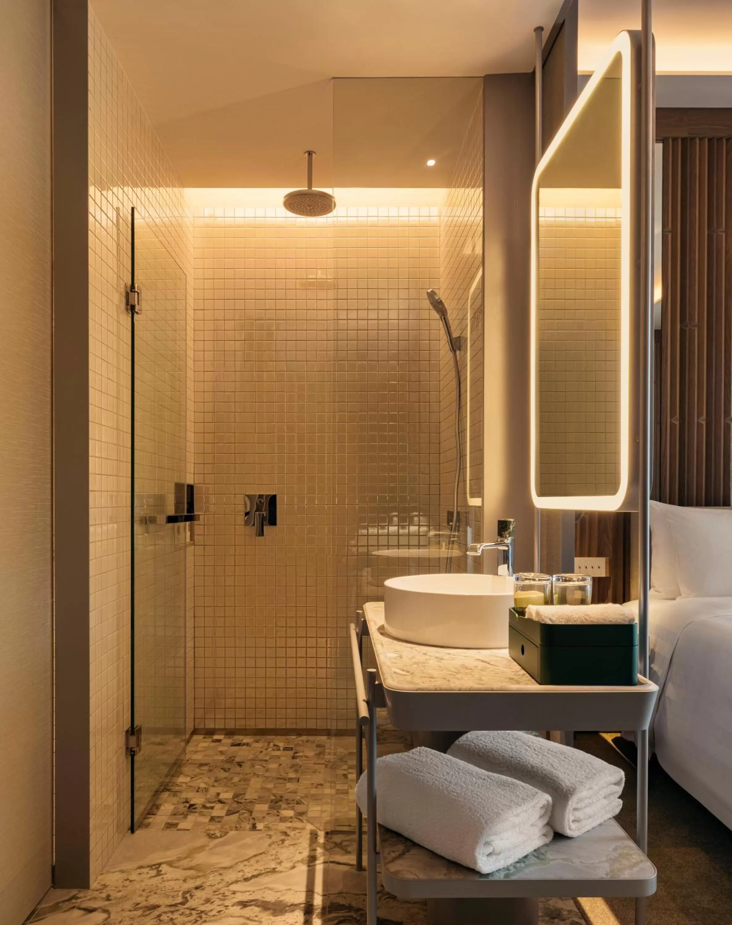 Shower in Pan Pacific Orchard