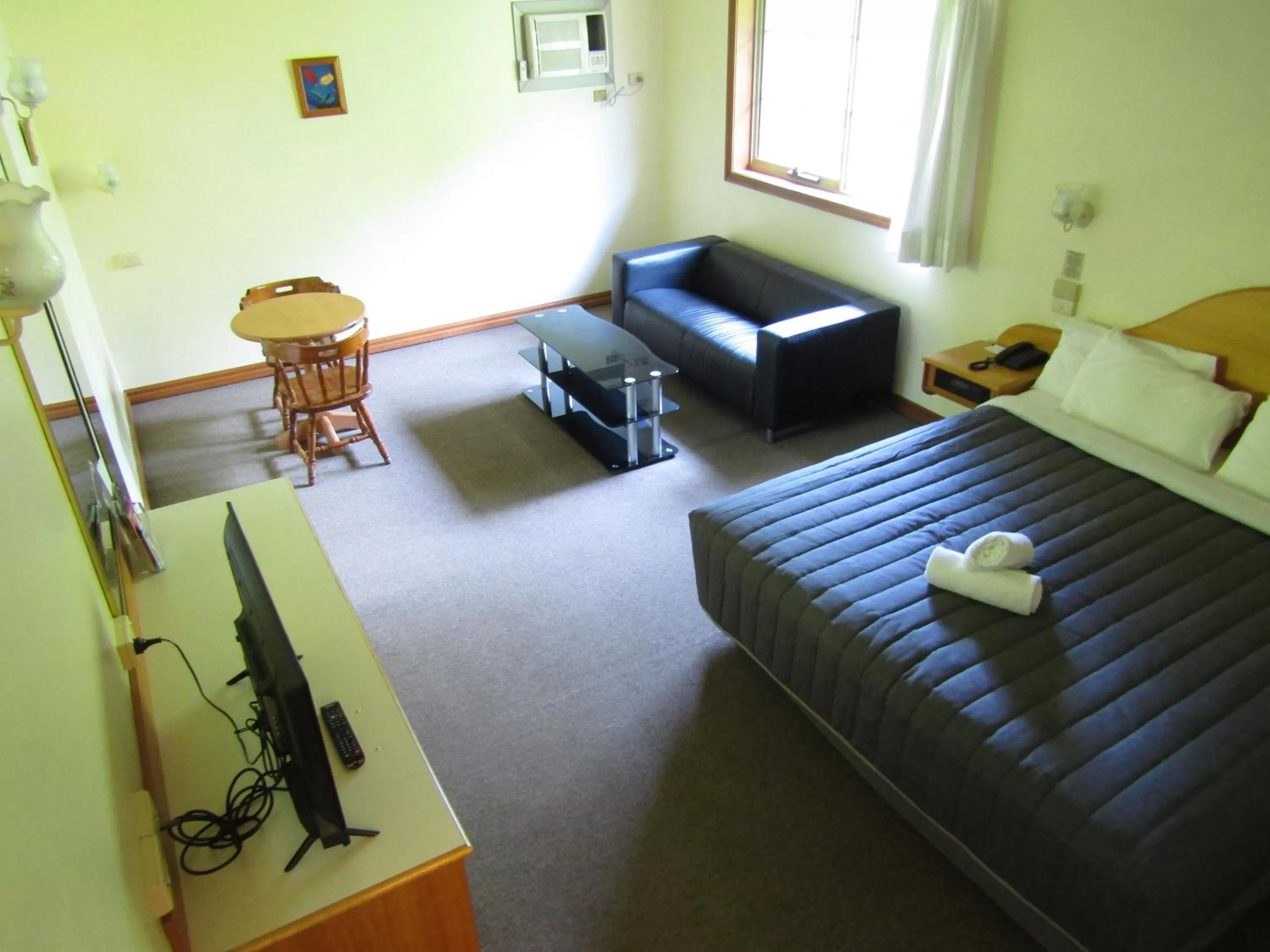 Queen Room with Spa Bath in St Georges Motor Inn