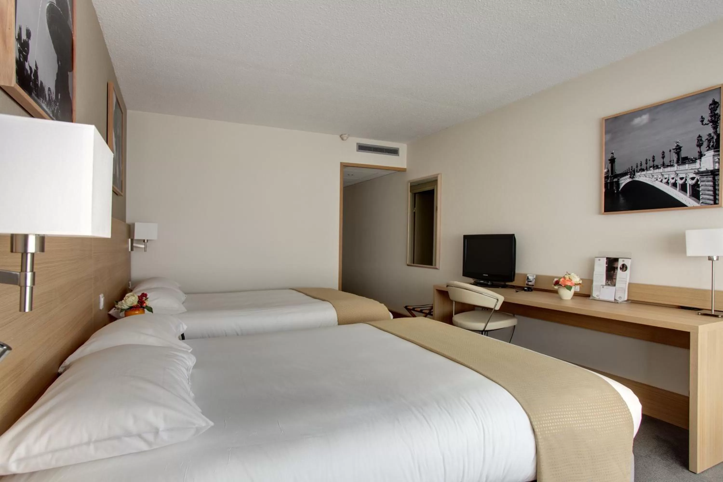 Bedroom, Bed in Hotel Inn Paris CDG Airport