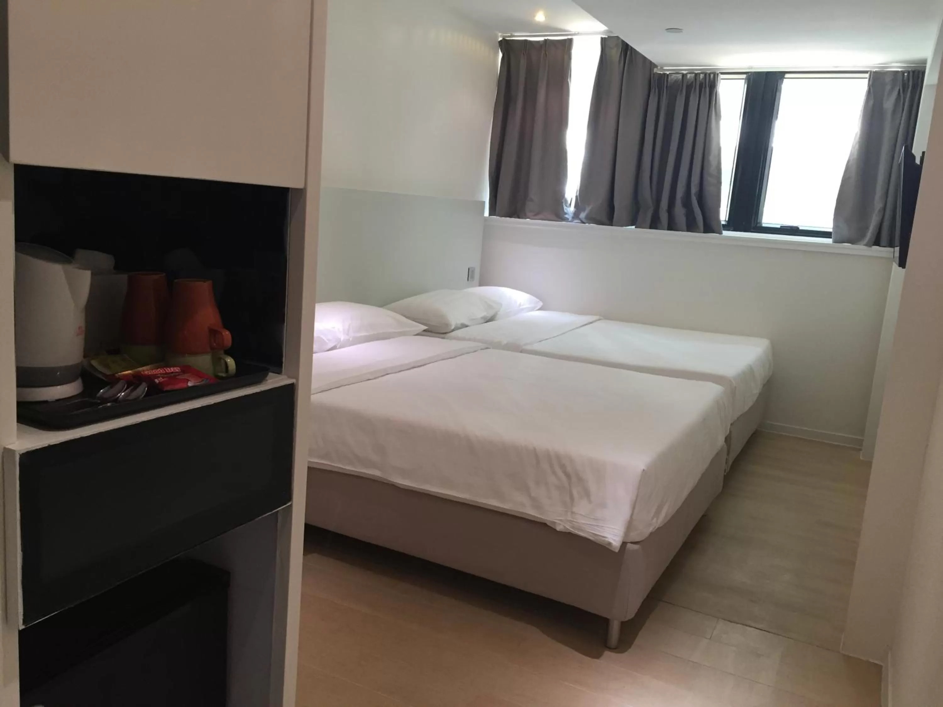 Photo of the whole room, Bed in Homy Central