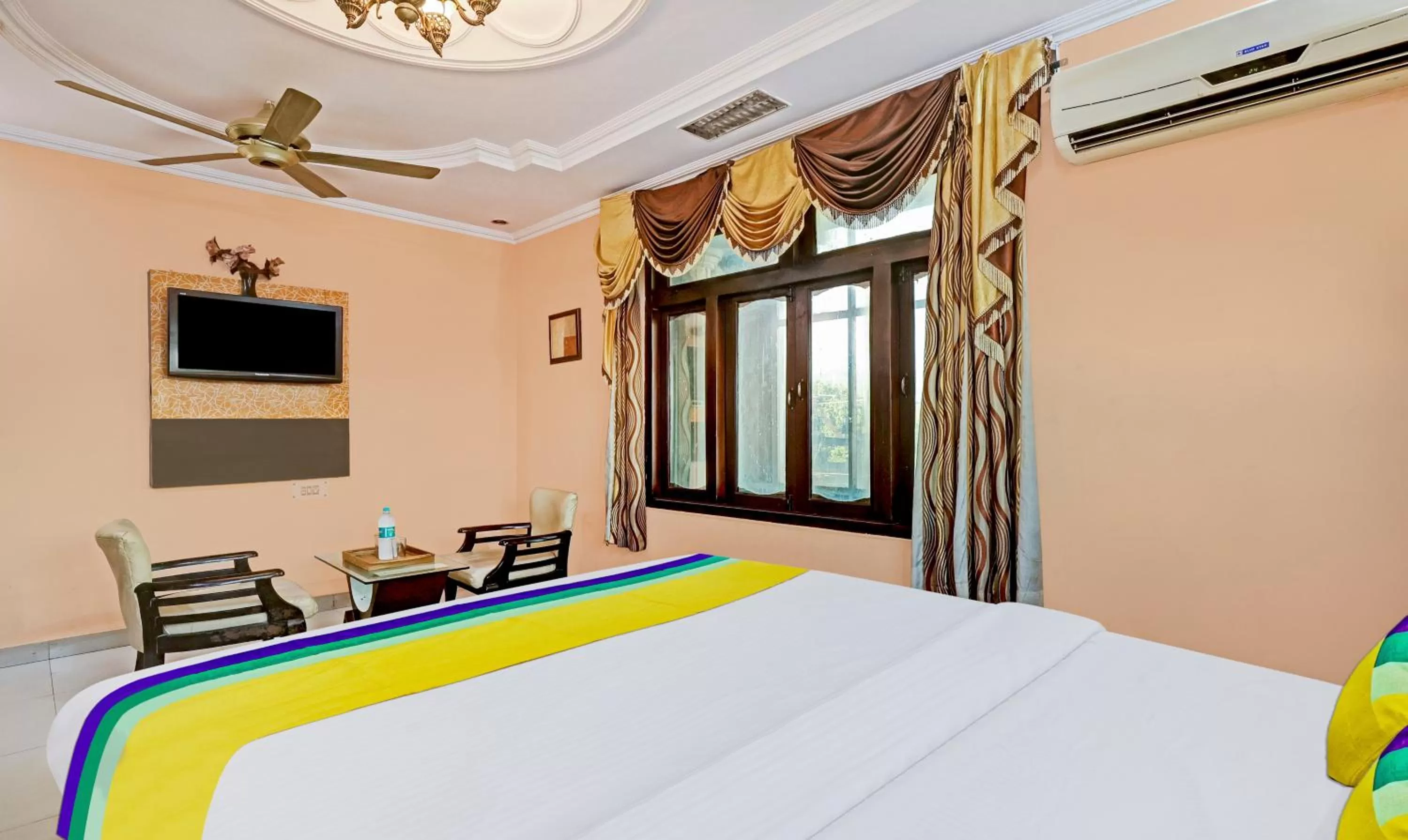 Bedroom, Bed in Itsy By Treebo - Friends