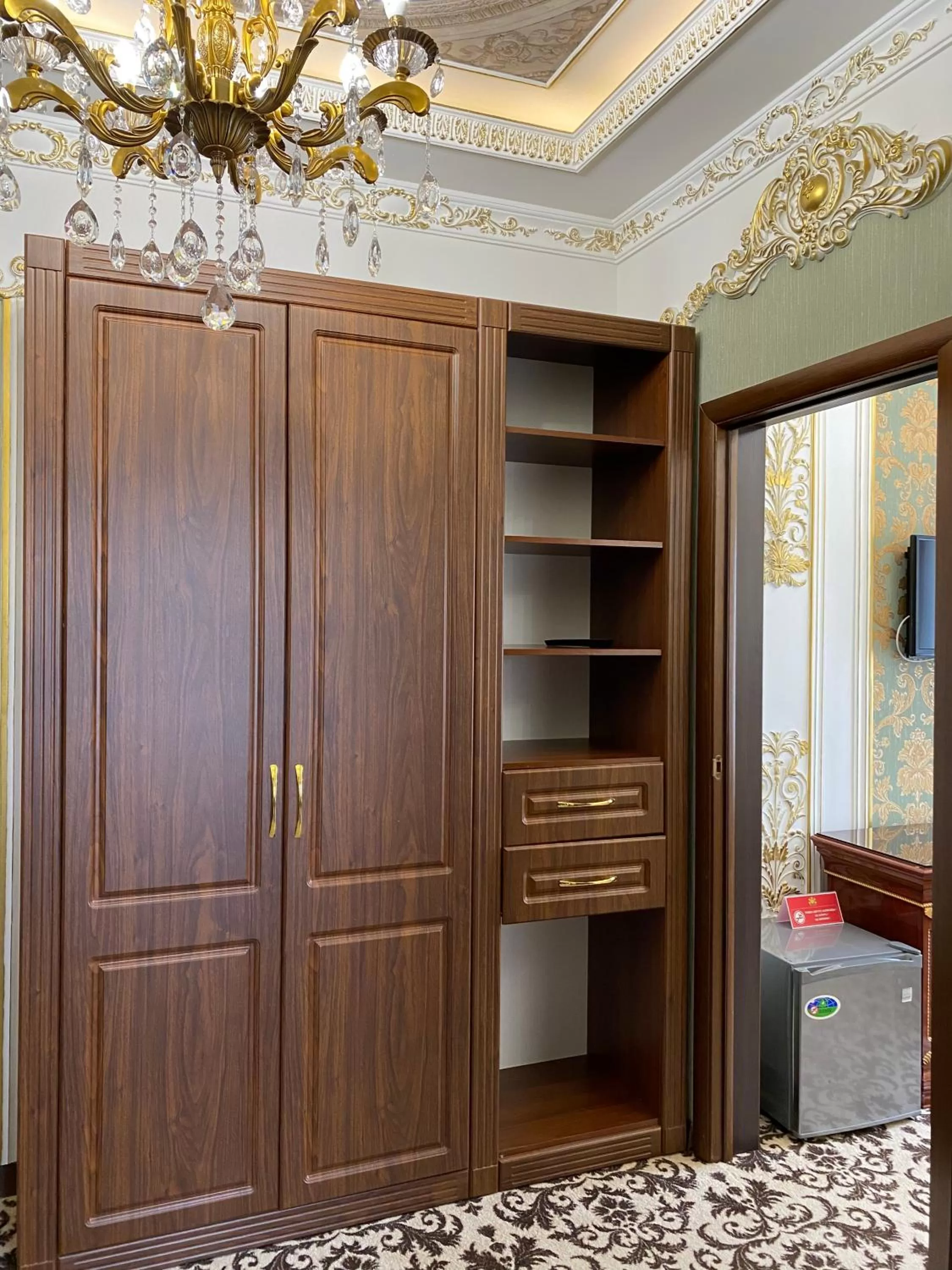 Communal lounge/ TV room, TV/Entertainment Center in Lion Hotel