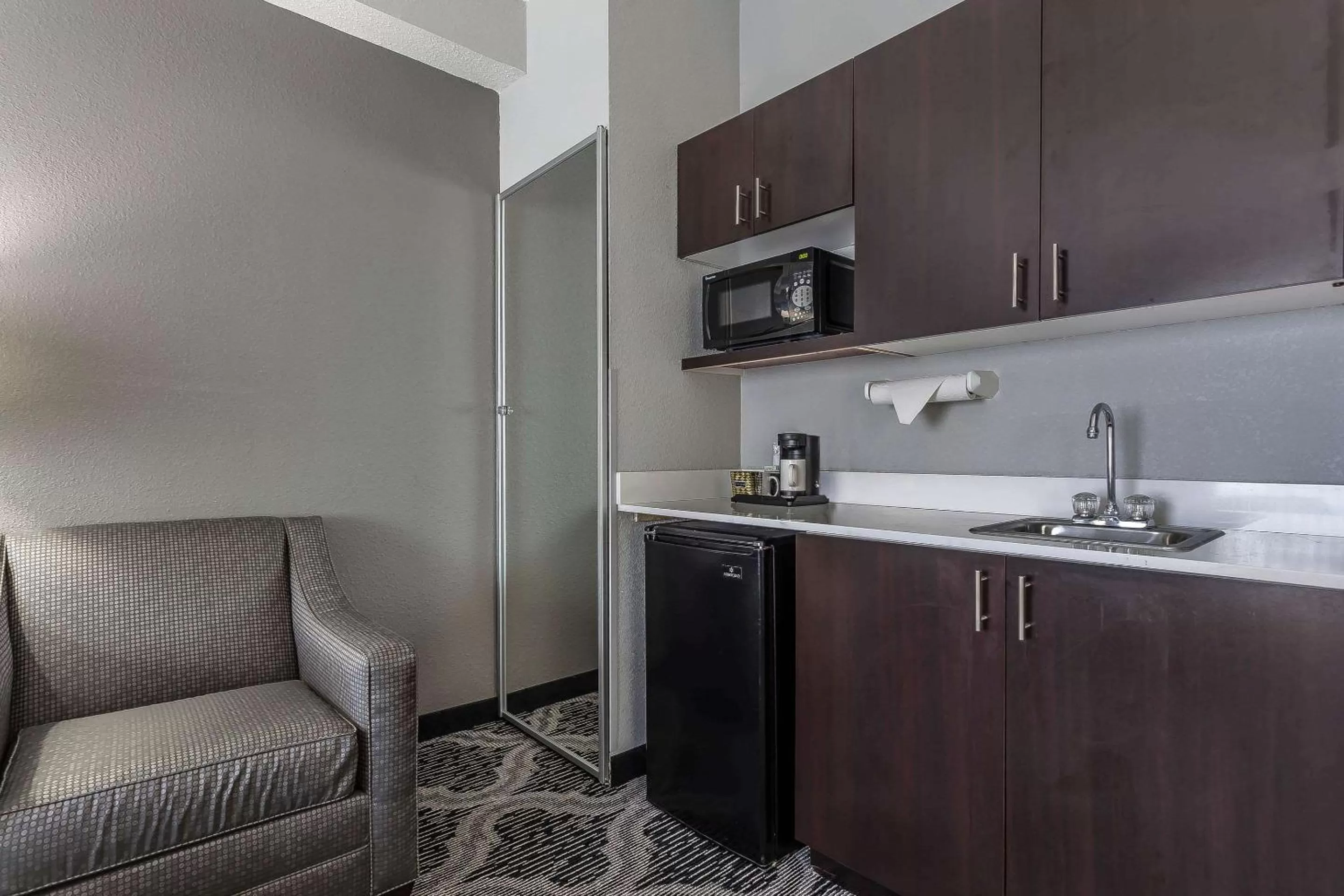 Photo of the whole room in Quality Suites Pineville - Charlotte