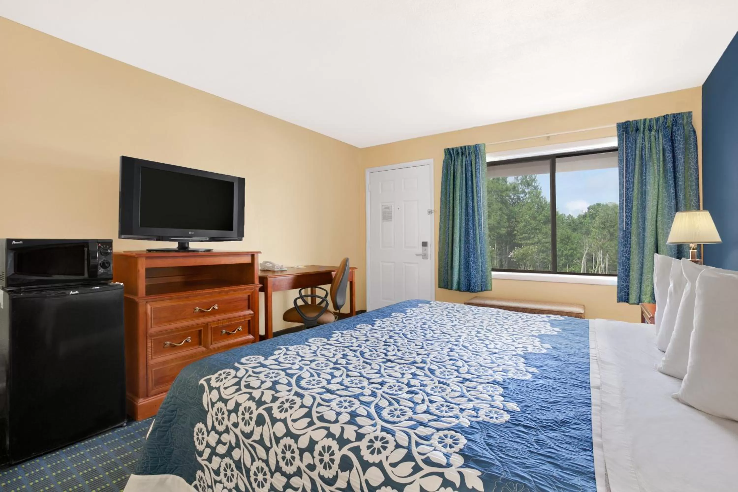 Photo of the whole room, Bed in Days Inn by Wyndham Middletown