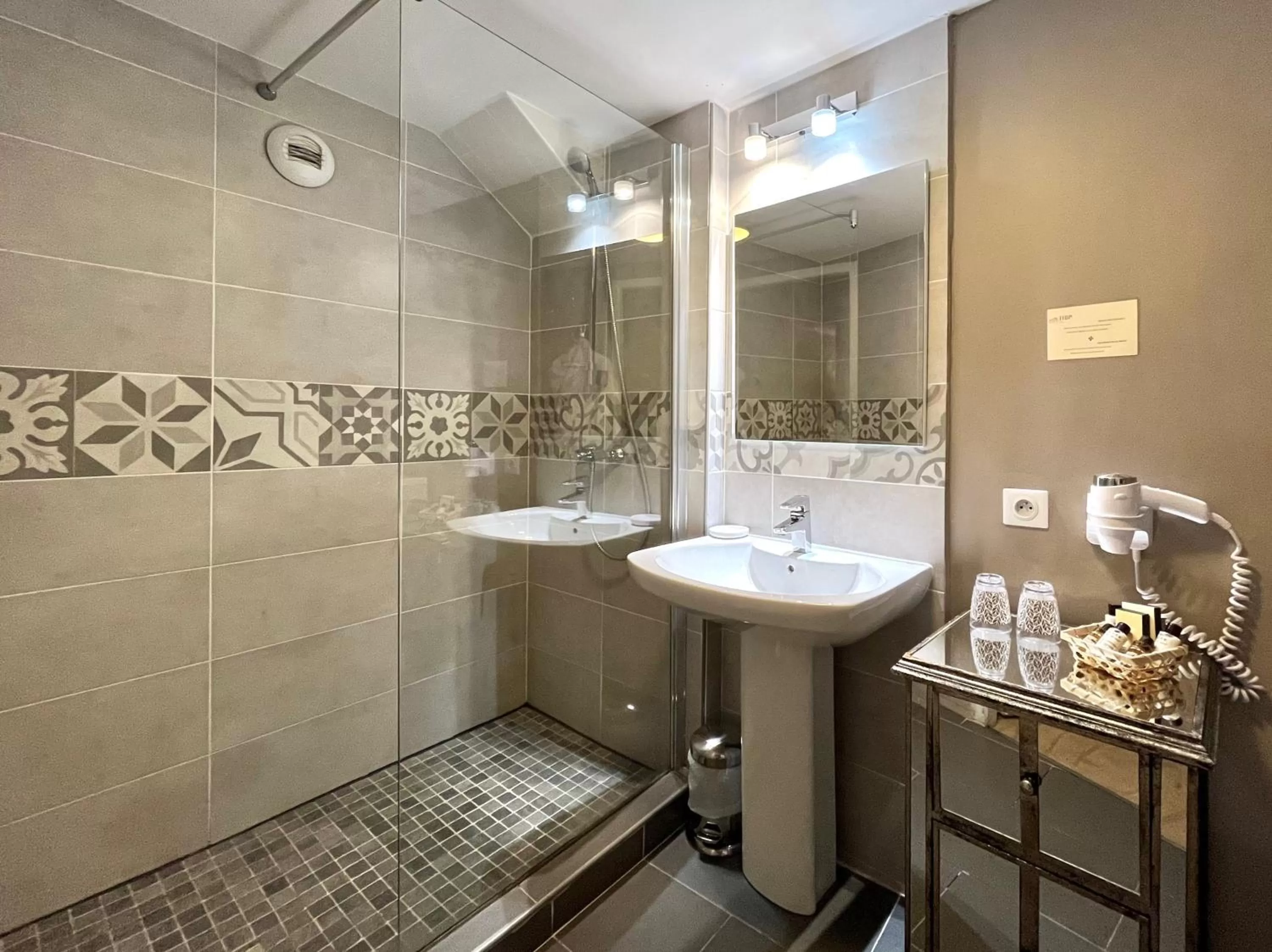 Shower in Hôtel des Basses Pyrénées - Bayonne