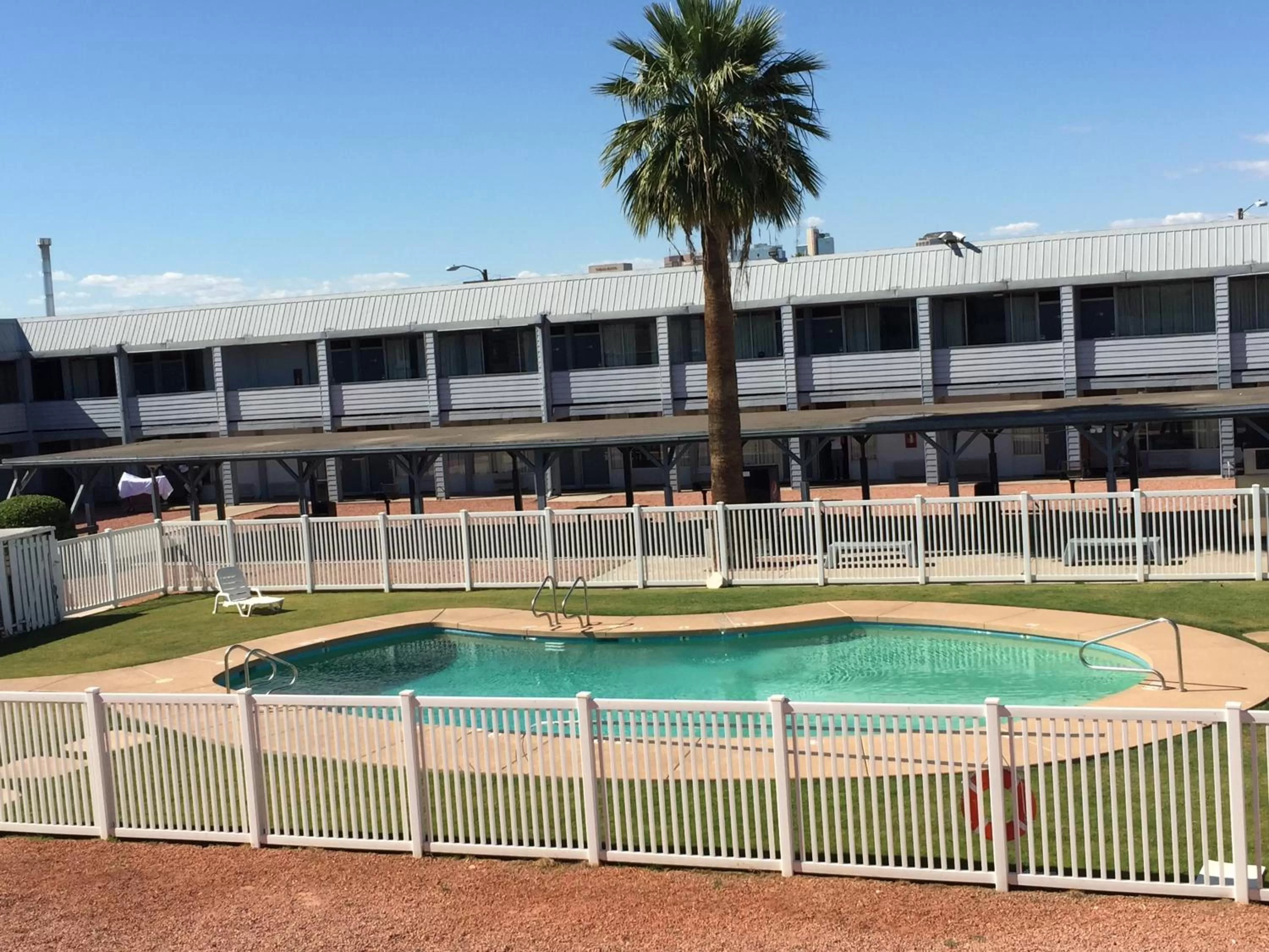 Property building in EZ 8 Motel Airporter