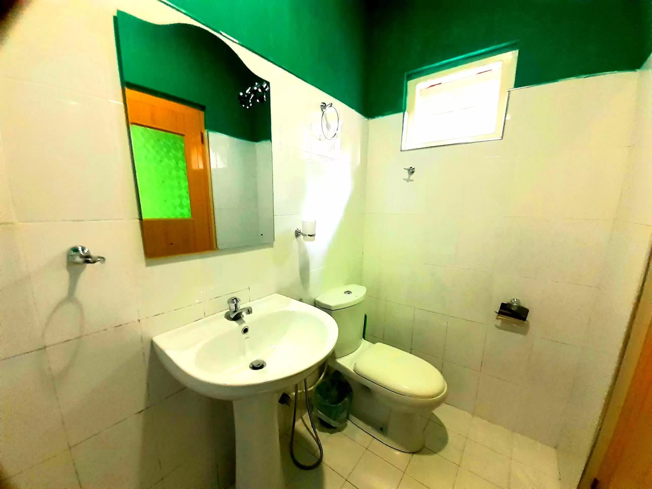 Bathroom in Green Lantern