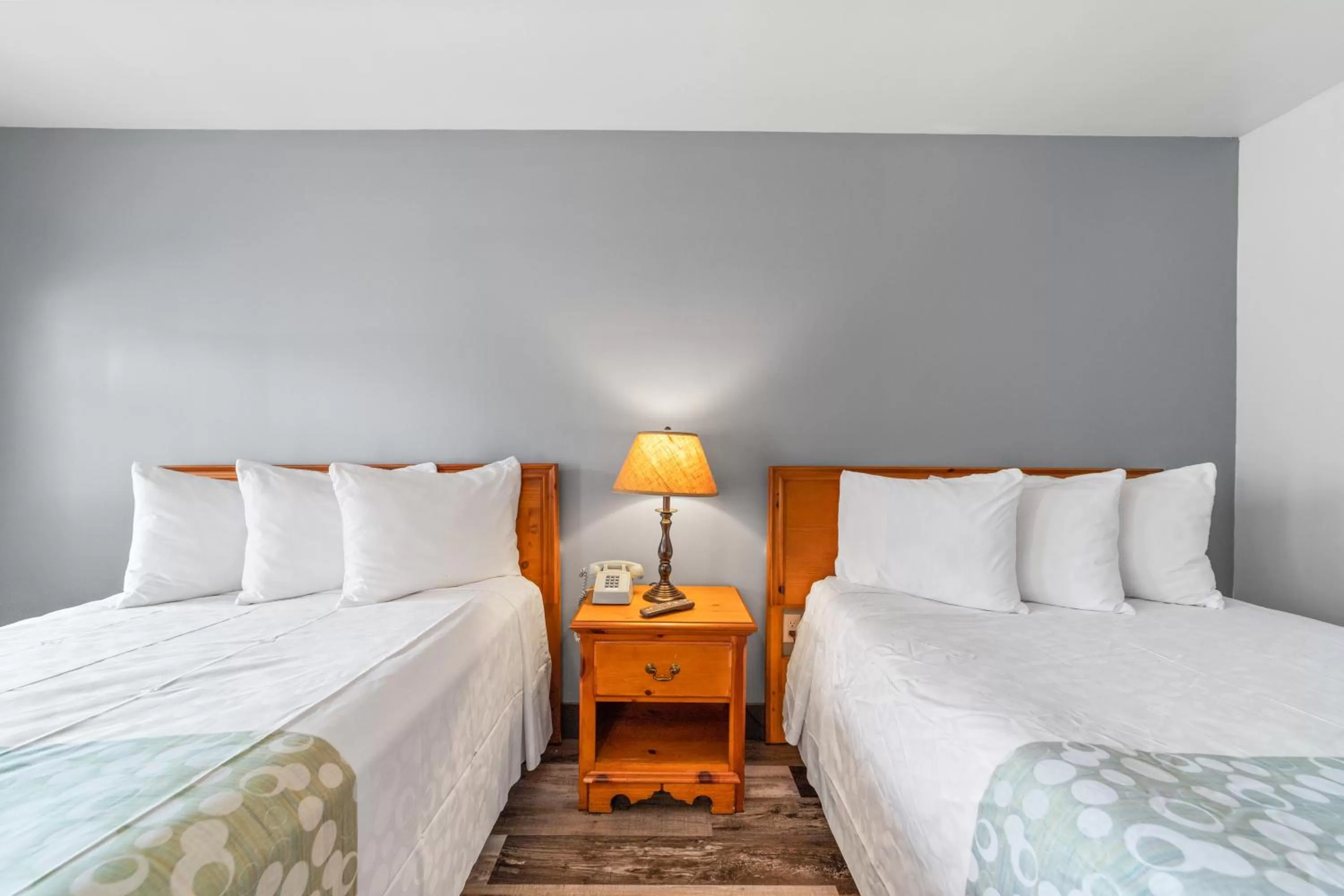 Bed in Glass House Inn Erie Near I-90 & I-79