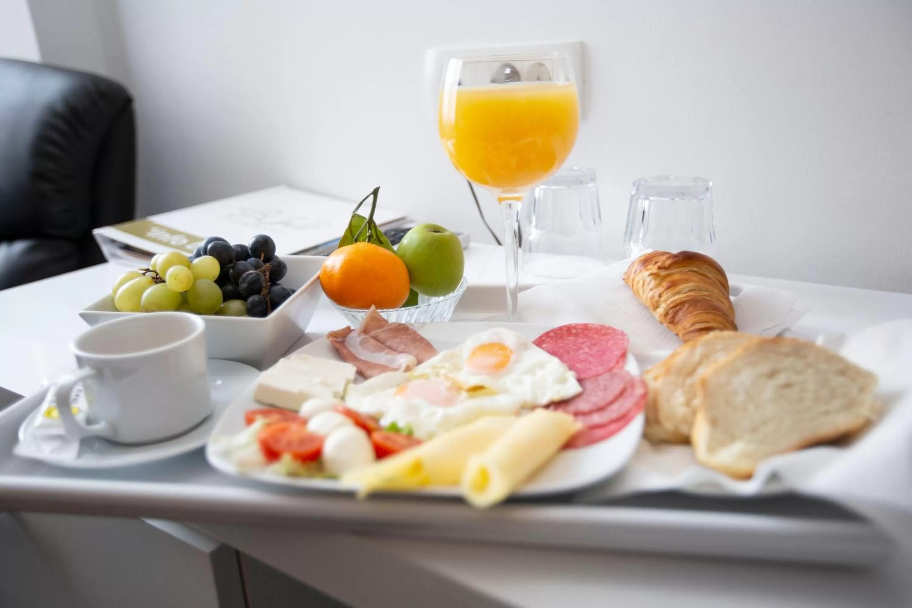 Food and drinks in B Gold Luxury rooms B&B