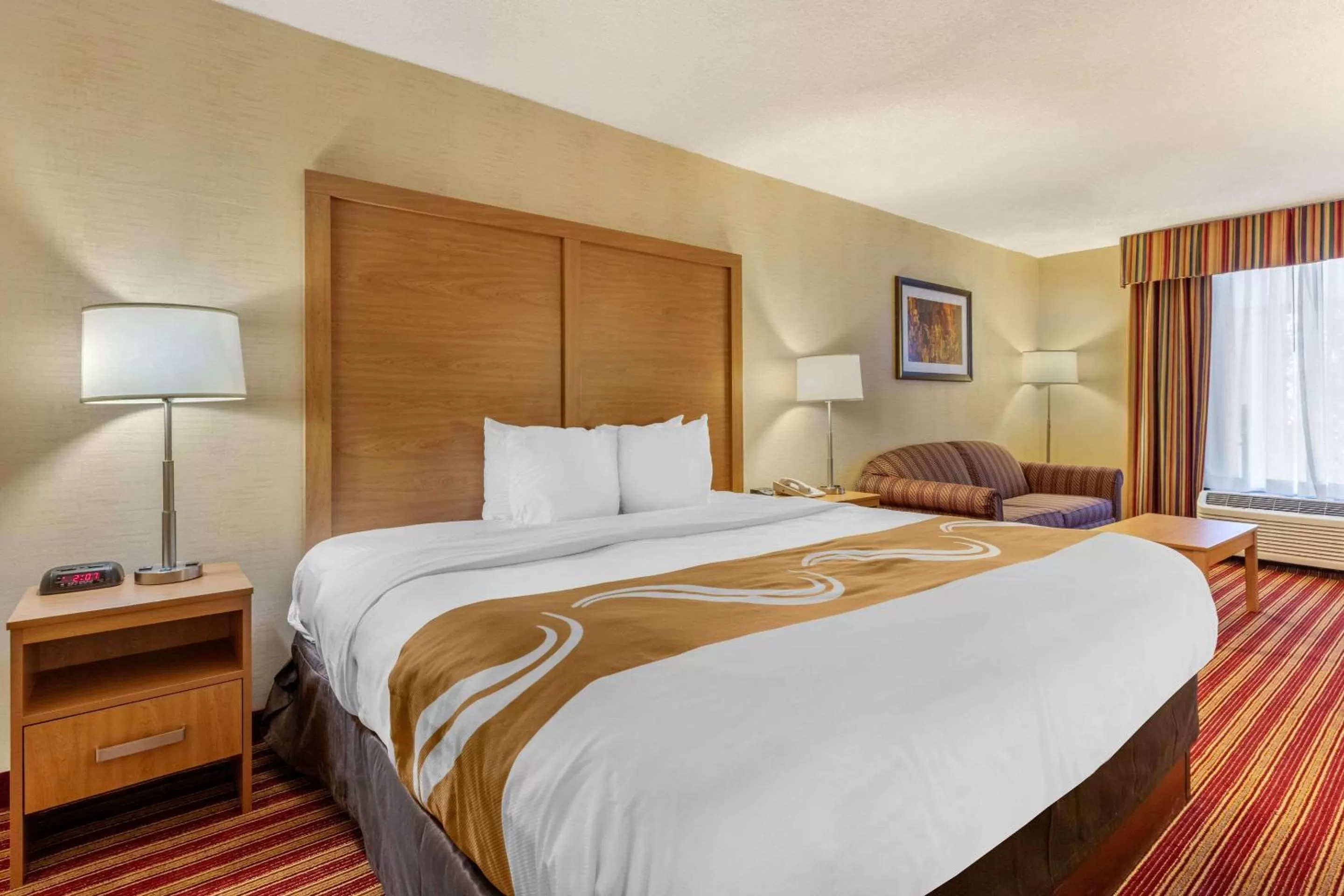 Photo of the whole room, Bed in Quality Inn Exit 4