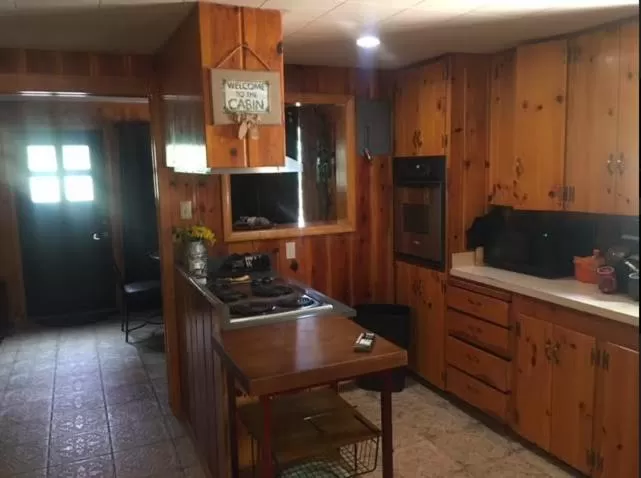 Kitchen or kitchenette, TV/Entertainment Center in Rainbows End Fishing Resort