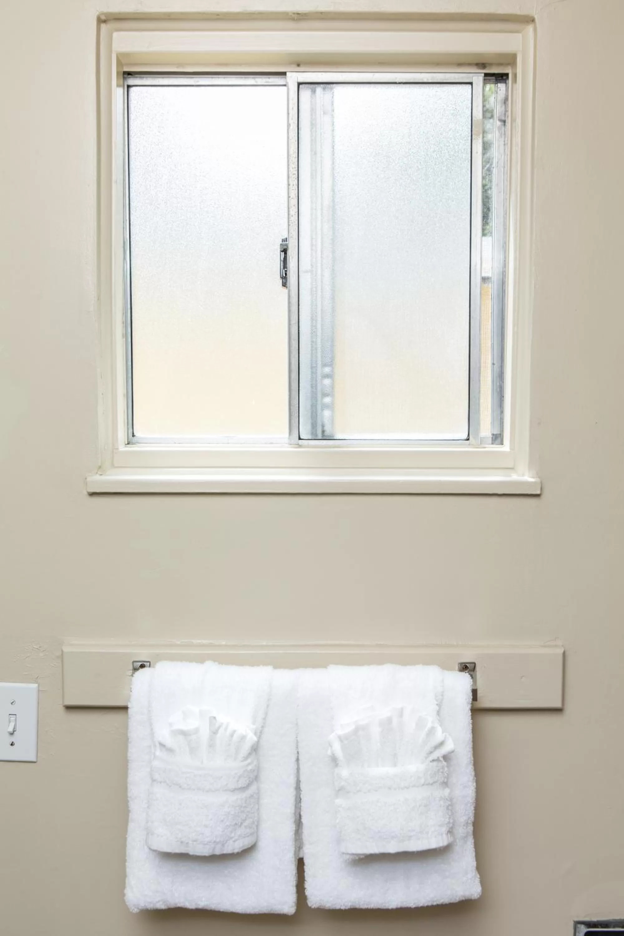 Bathroom, Bed in Pelican Inn