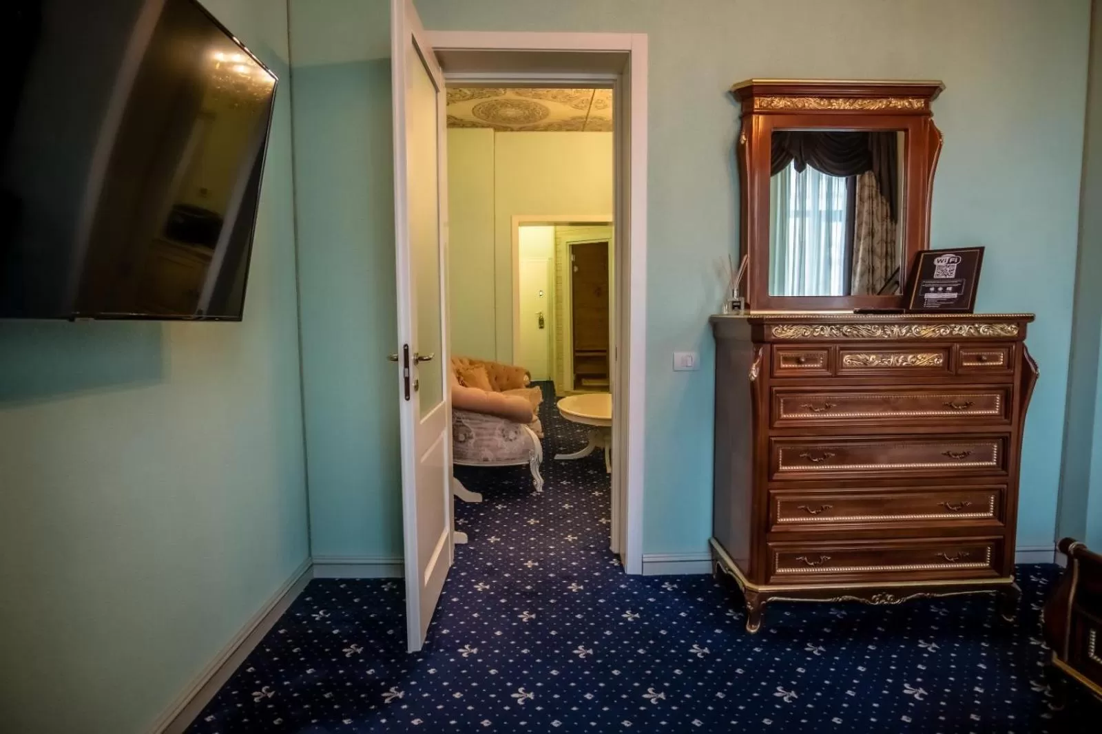 Living room in JMR Royal -Luxury Rooms & Private Sauna