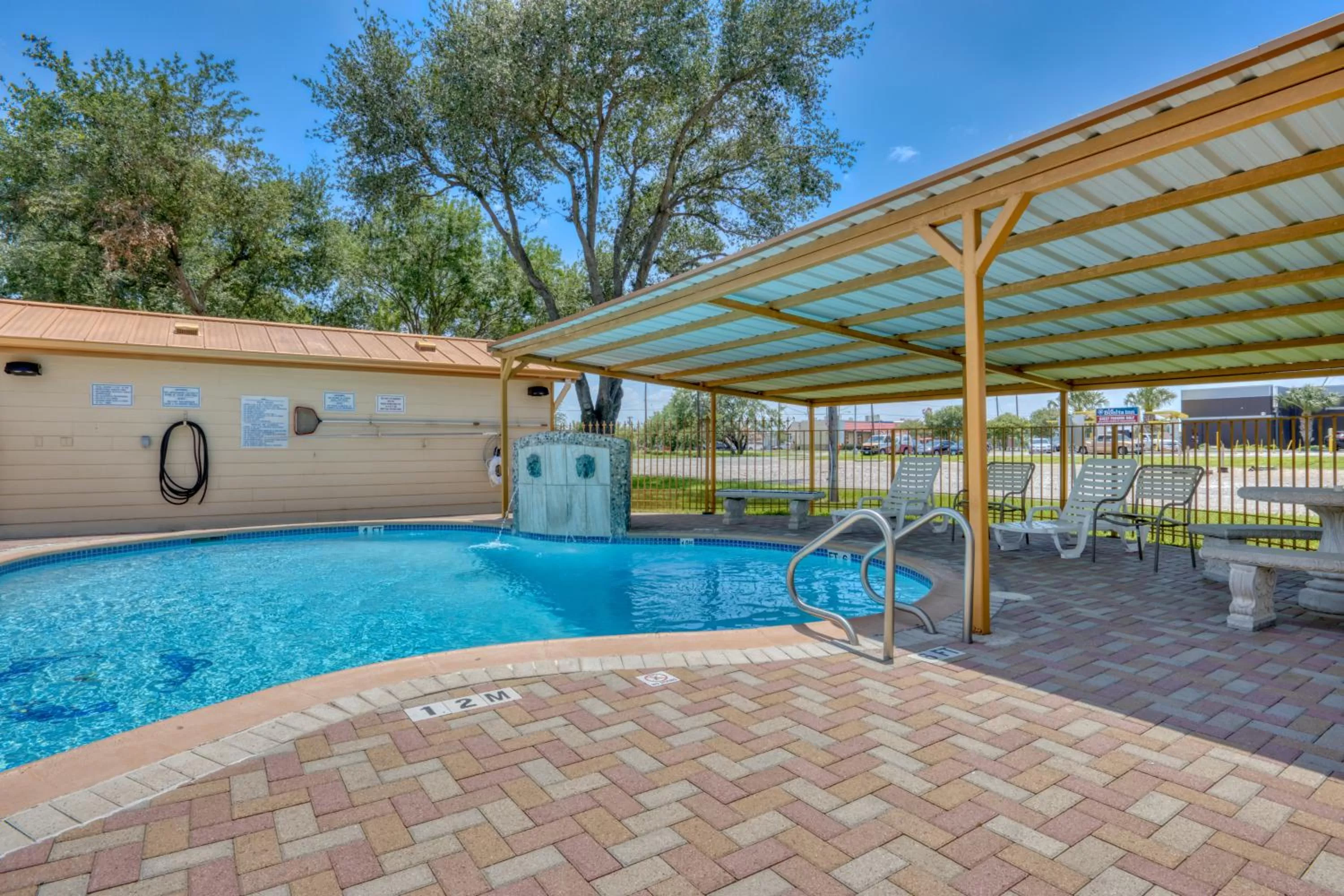 Swimming pool in Texas Inn Donna