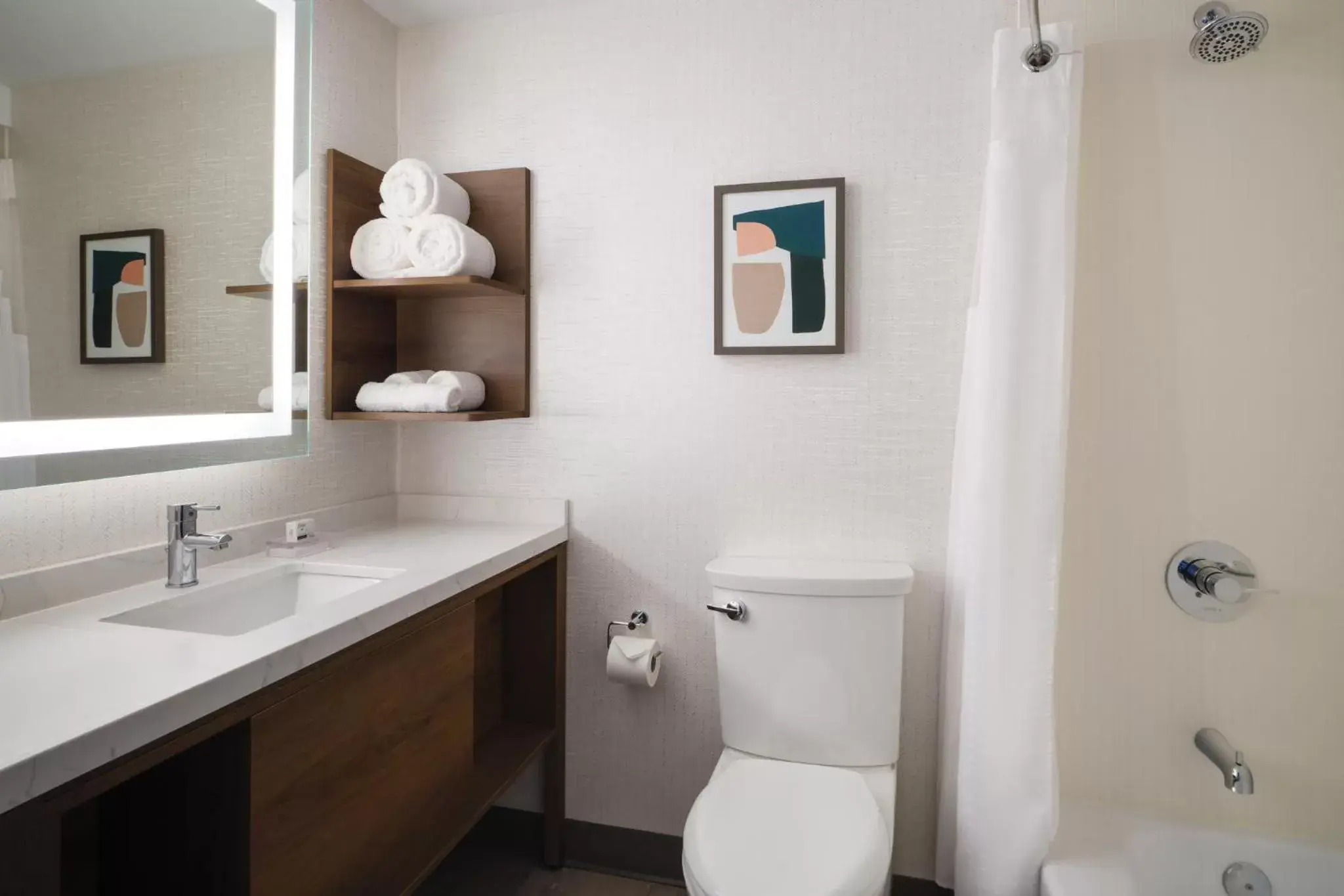 Premium Queen Room with Two Queen Beds and Mobility Accessible Tub in Holiday Inn Chicago O'Hare - Rosemont by IHG Premium Queen Room with Two Queen Beds and Mobility Accessible Tub in Holiday Inn Chicago O'Hare - Rosemont by IHG