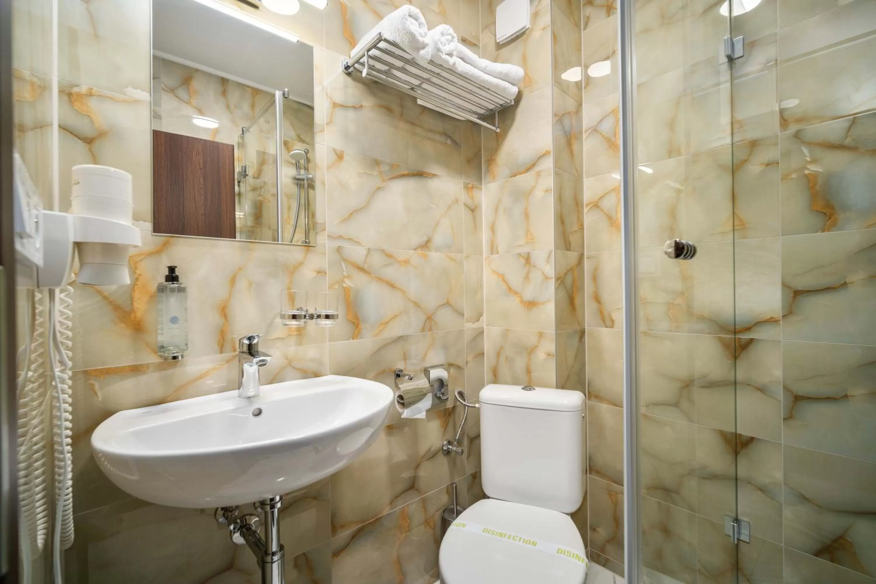 Shower in Hotel MAXPLAZA