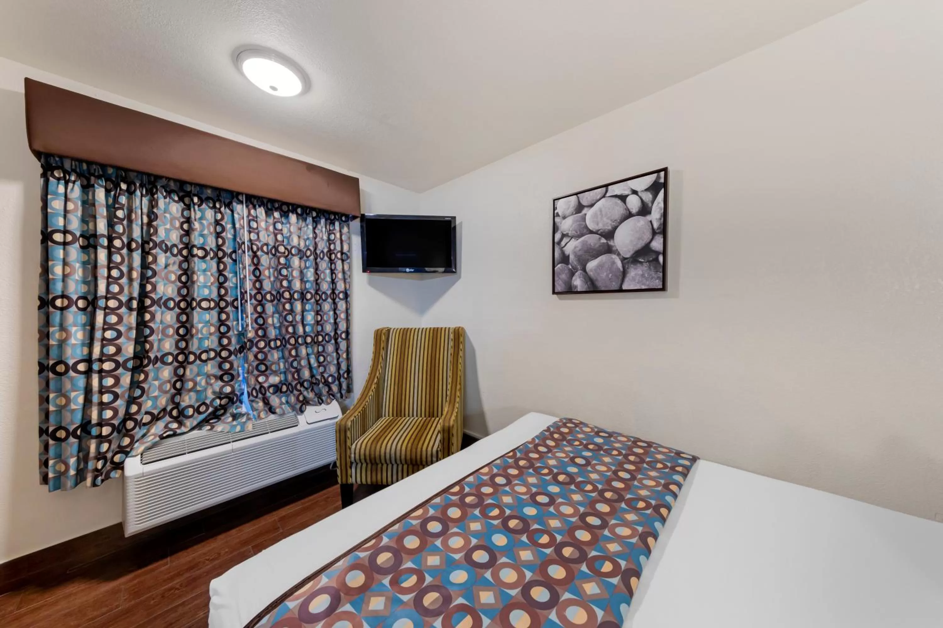 Photo of the whole room, Bed in Anaheim Discovery Inn and Suites