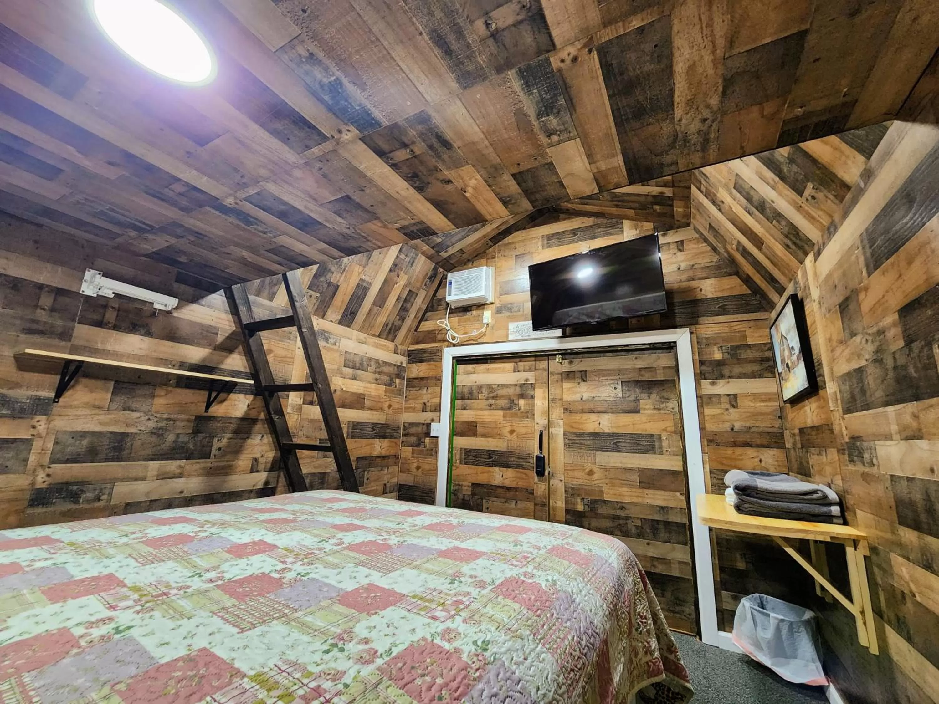 Bedroom, Bed in Genas's Sierra Inn & Restaurant