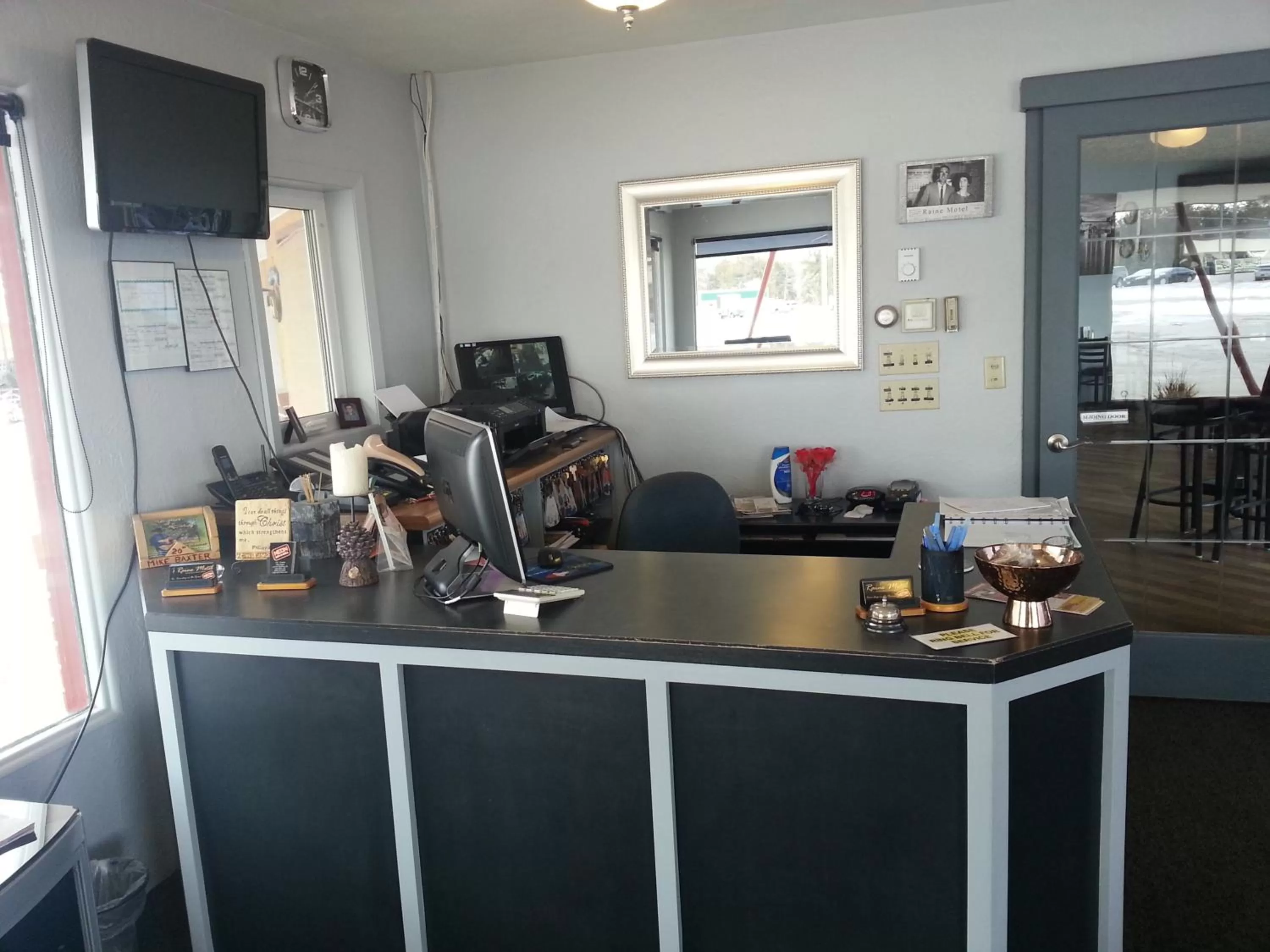 Lobby or reception in Raine Motel