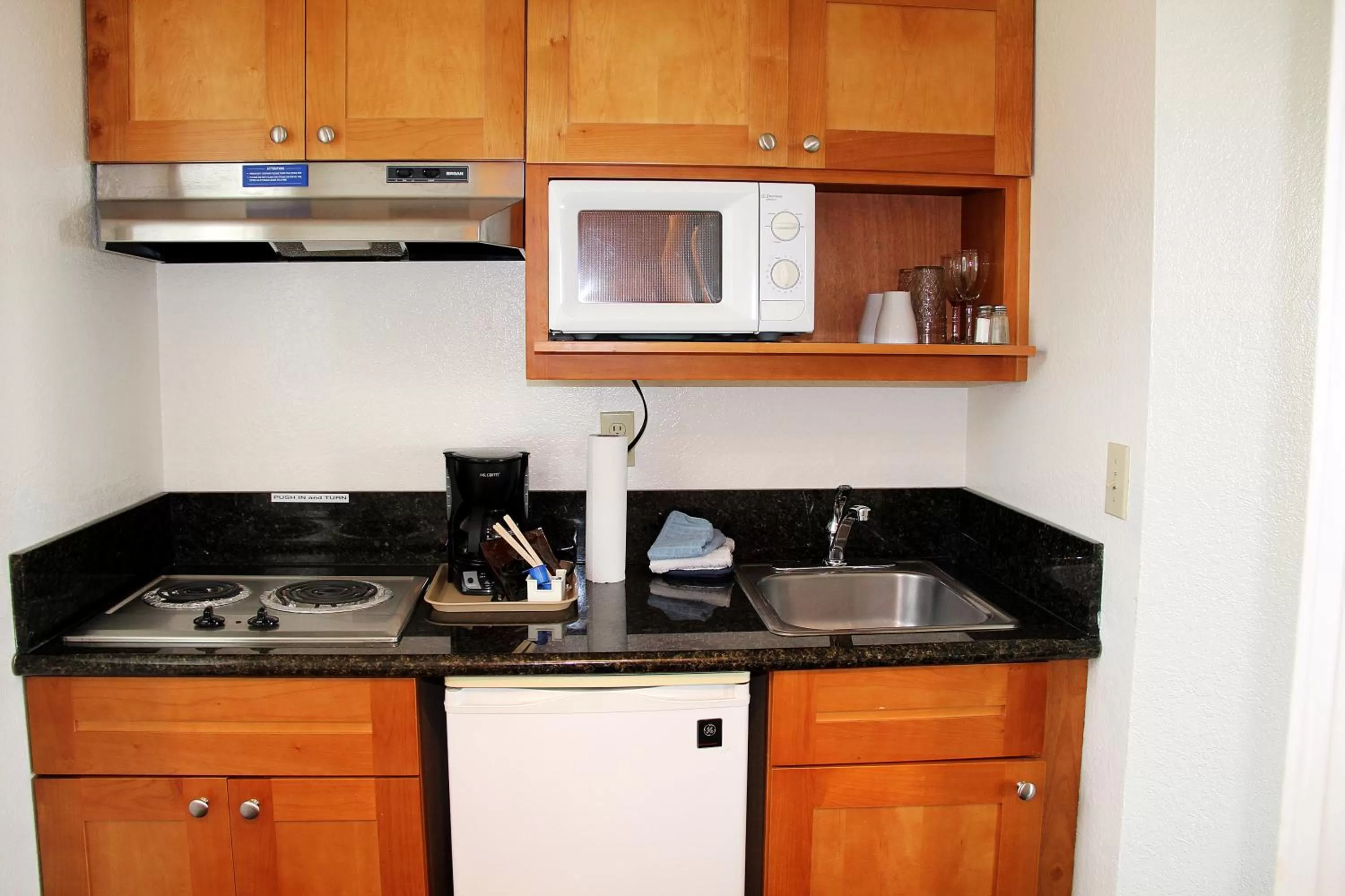 Kitchen or kitchenette in Sunset Surf Motel