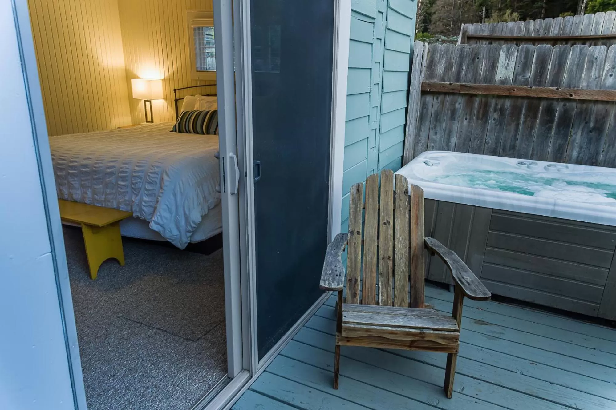 Hot Tub, Bed in Inn at Schoolhouse Creek