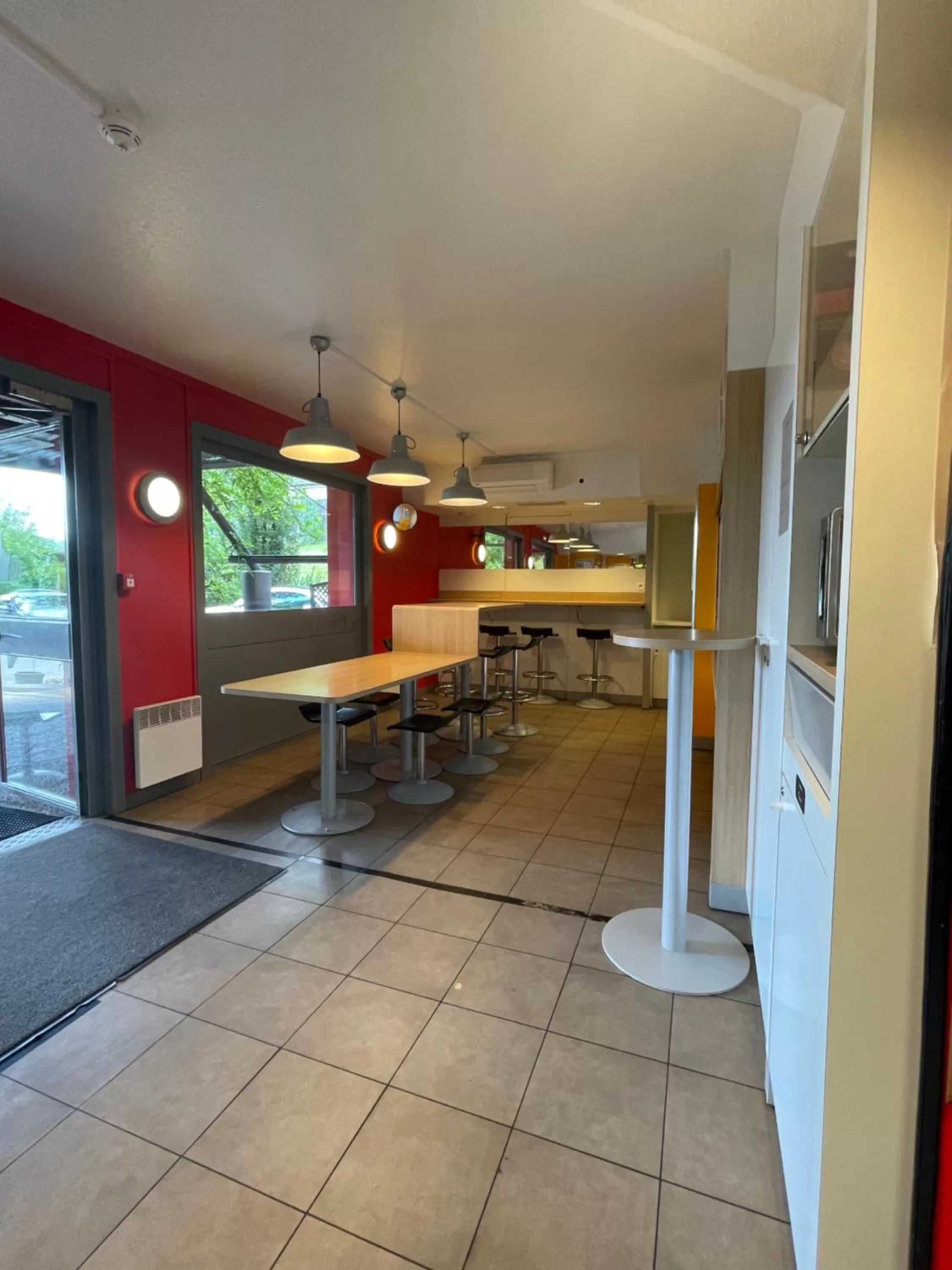 Lounge or bar in chicÔtel Périgueux Boulazac