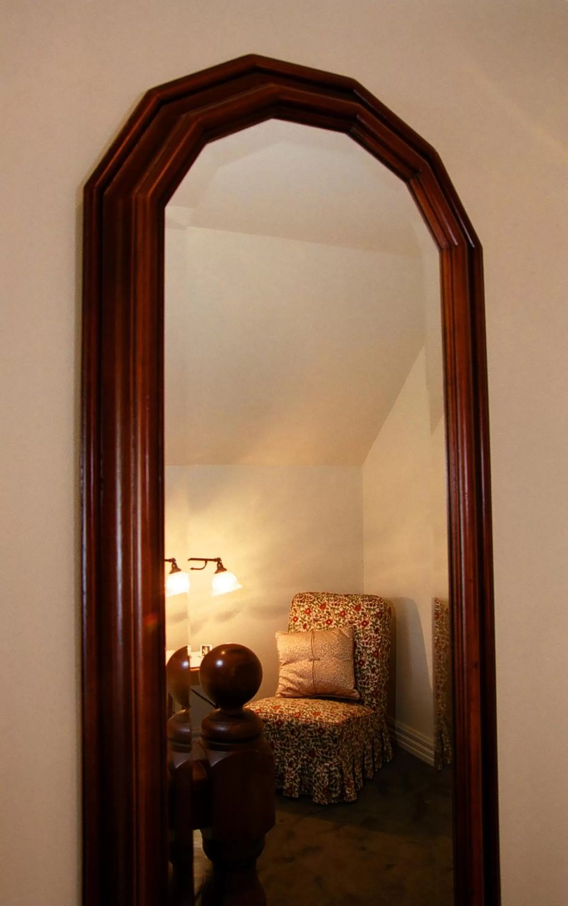 Seating area, Bed in Anglesea House Inn