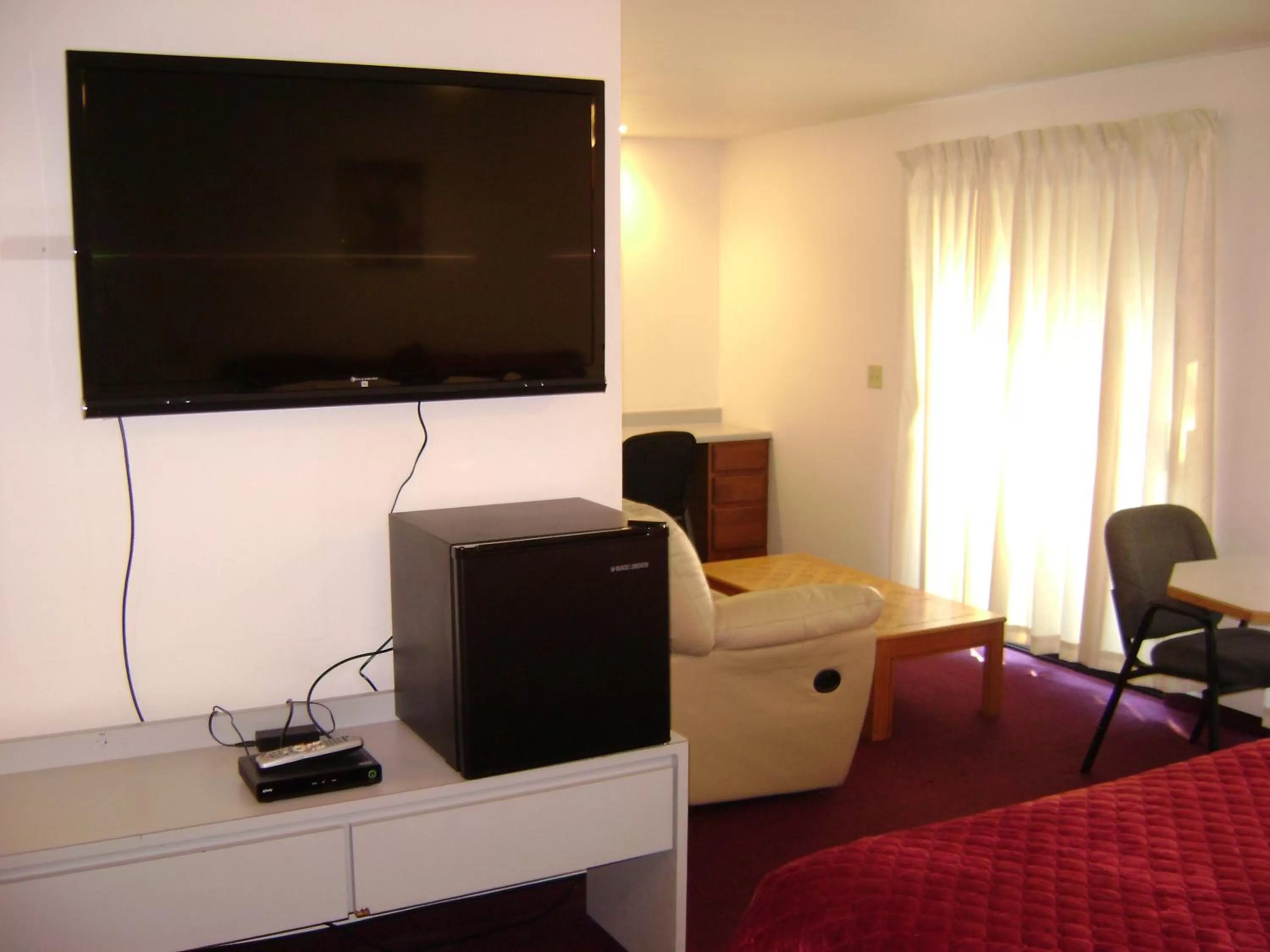 Photo of the whole room, TV/Entertainment Center in Edgewick Inn
