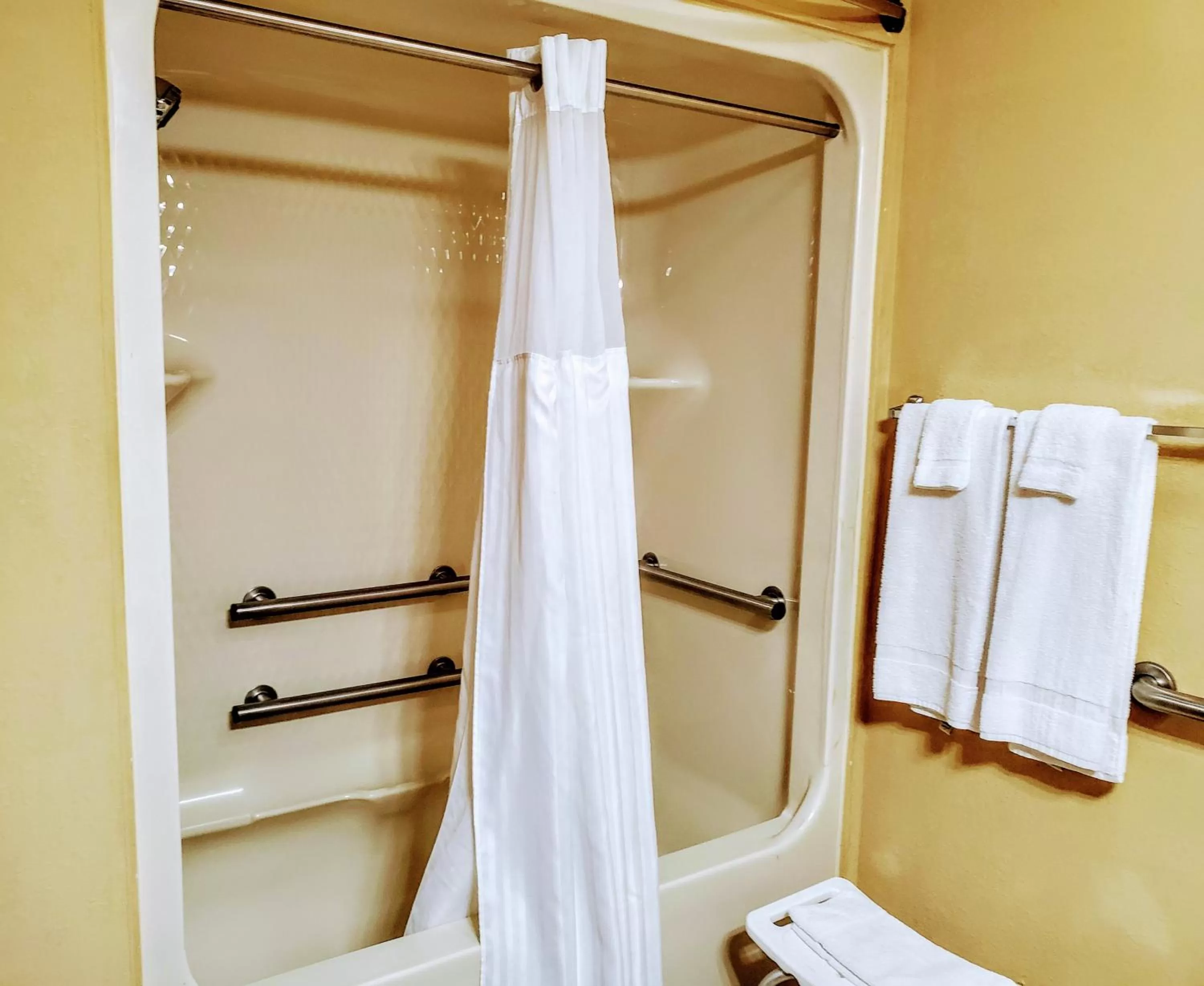 Bathroom in Quality Inn Brunswick Cleveland South