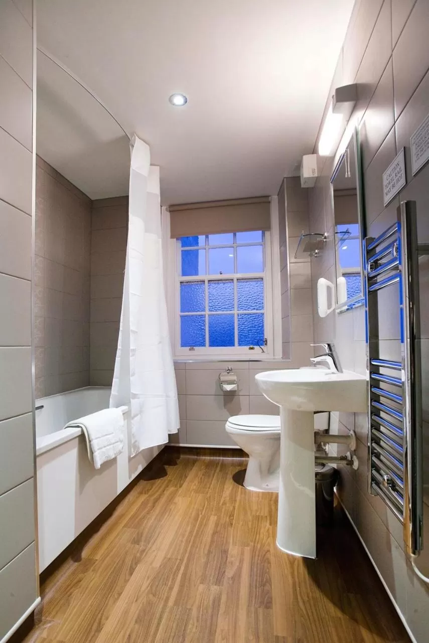 Shower, Bathroom in The Castle Hotel Wetherspoon