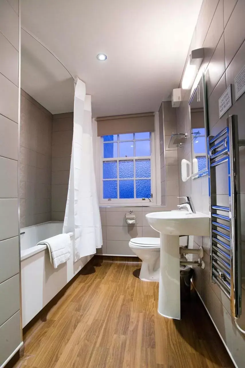 Twin Room in The Castle Hotel Wetherspoon Twin Room in The Castle Hotel Wetherspoon