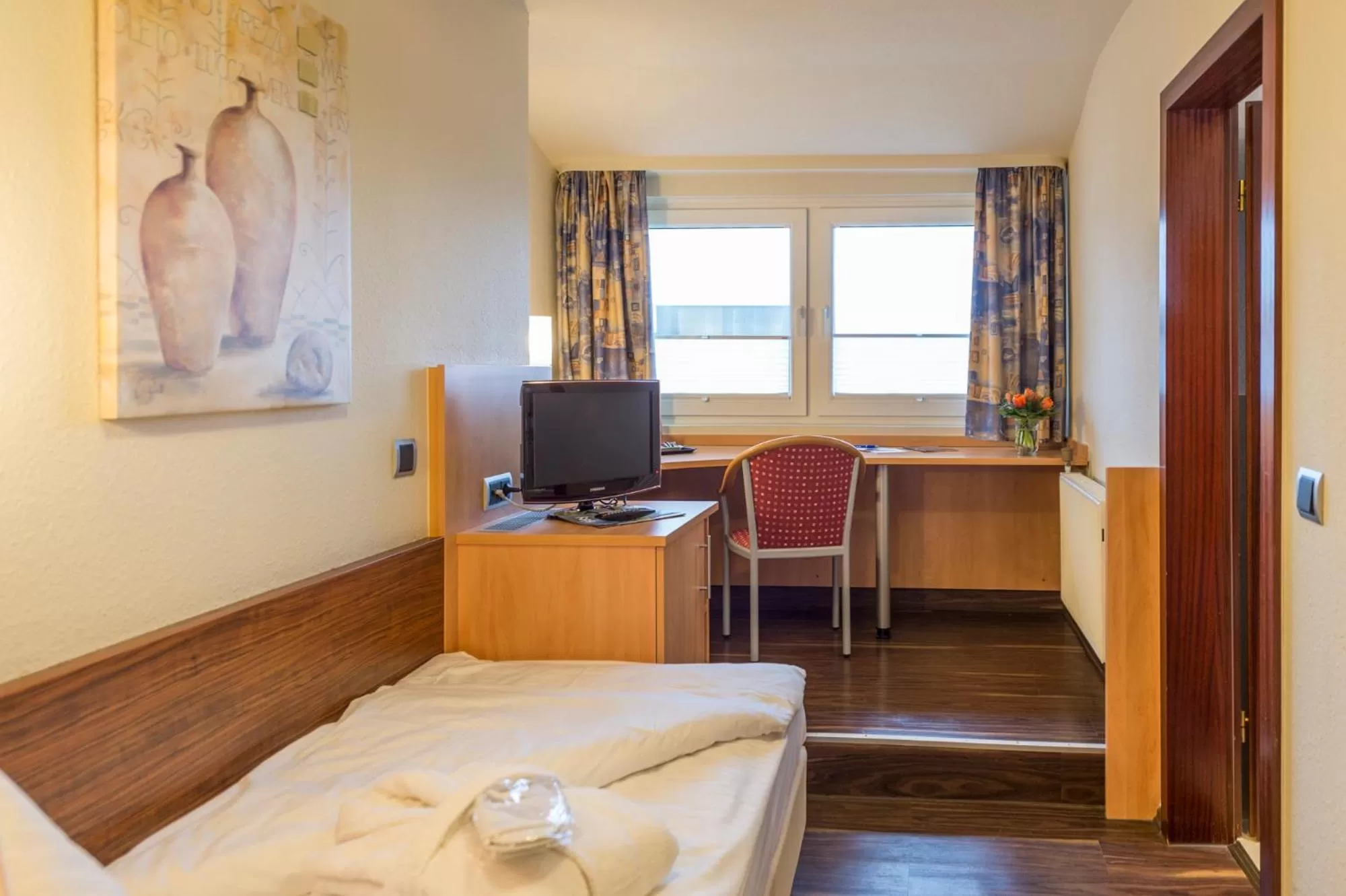 Photo of the whole room, TV/Entertainment Center in Sure Hotel by Best Western Ratingen