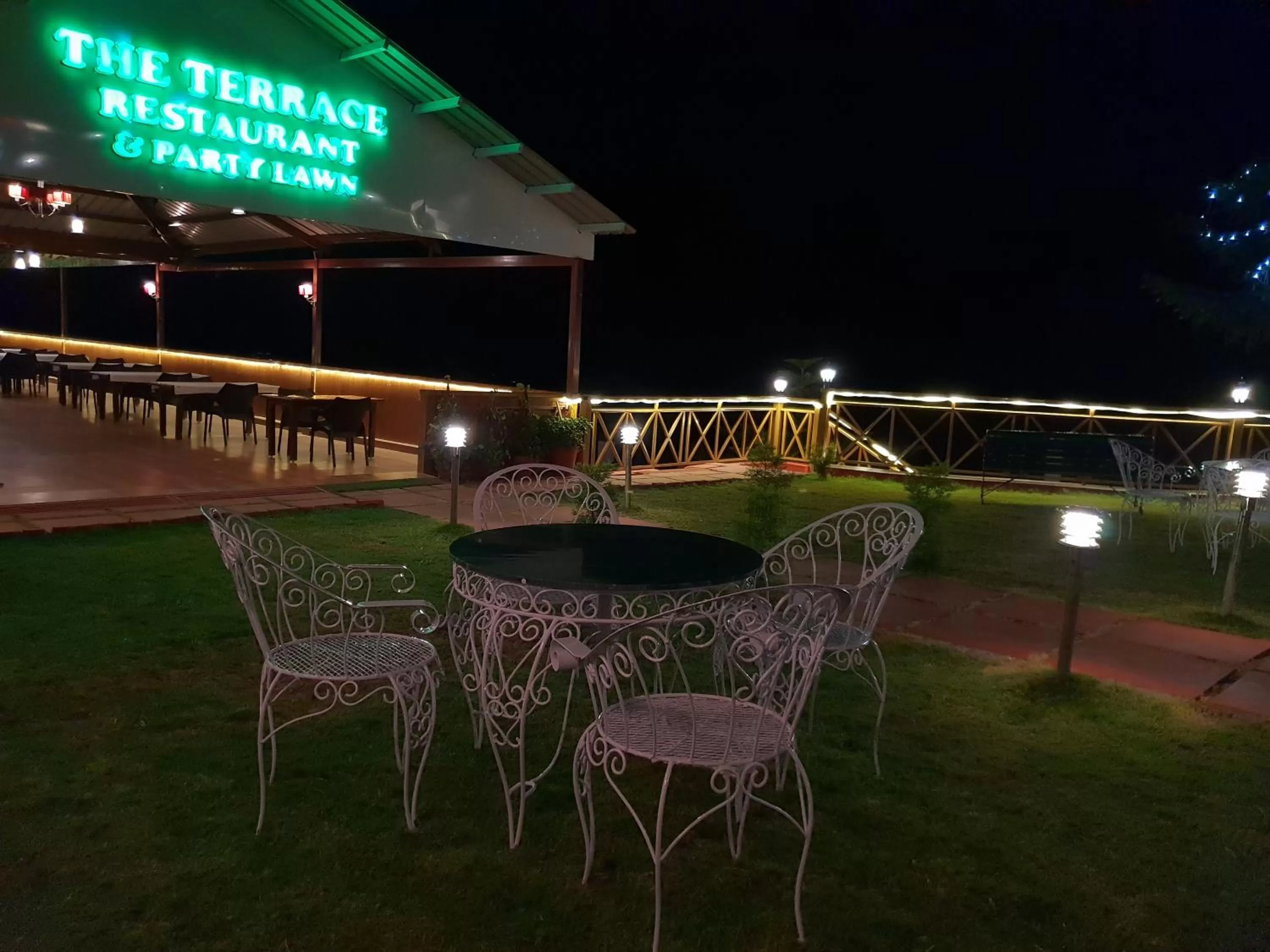 Restaurant/places to eat in Hotel Rajpur Heights